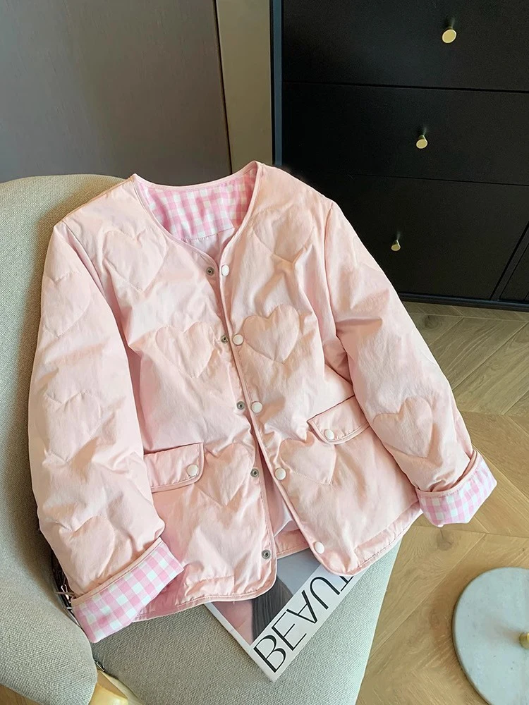 Корейская розовая клетчатая хлопковая куртка с нашивками в виде сердец для женщин, осенне-зимняя, милый дизайн, универсальное хлопковое пальто с хлопковой подкладкой
Корейская розовая клетчатая хлопковая куртка с нашивками в виде сердец для женщин, осенне-зимняя, милый дизайн, универсальное хлопковое пальто с хлопковой подкладкой
