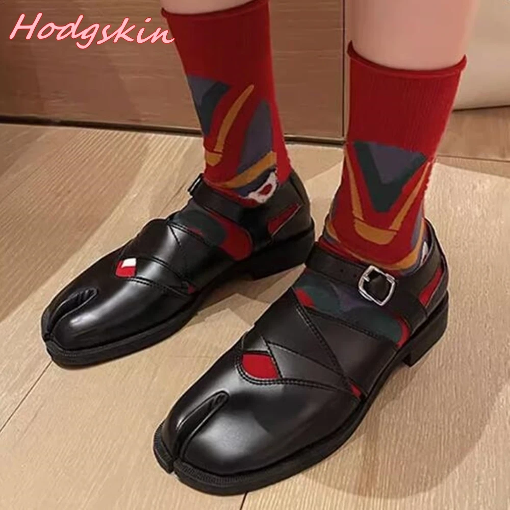 2024 Black Women Split-toe Shoes Cross Tied One Word Belt Metal Buckle Flat with Shoes Spring Summer Hollow Classic Fashion Shoe
2024 Black Women Split-toe Shoes Cross Tied One Word Belt Metal Buckle Flat with Shoes Spring Summer Hollow Classic Fashion Shoe