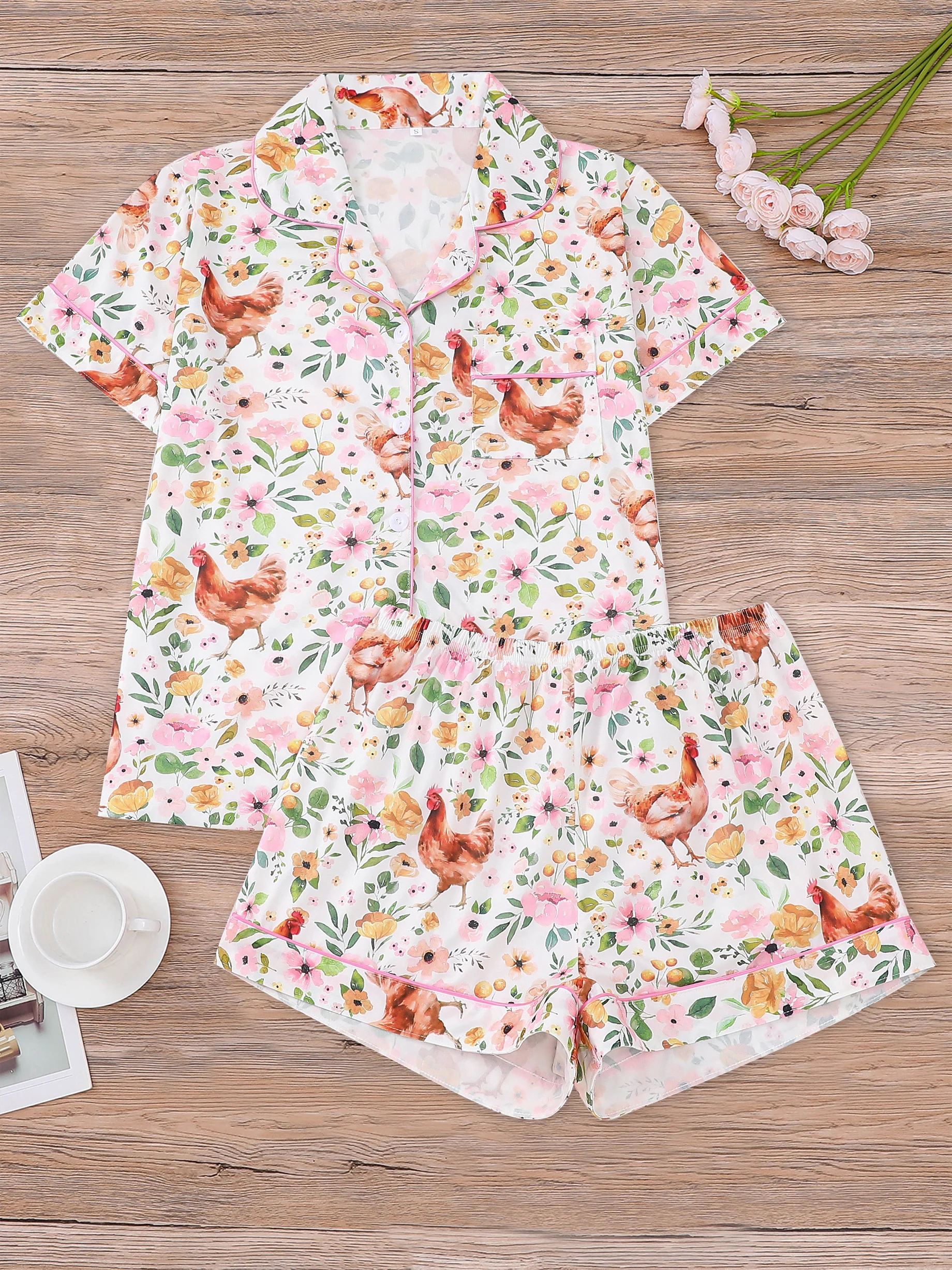 Комплект из 2 предметов: мягкий топ с короткими рукавами и лацканами на пуговицах с петухом и свободные шорты, удобные женские пижамы
Комплект из 2 предметов: мягкий топ с короткими рукавами и лацканами на пуговицах с петухом и свободные шорты, удобные женские пижамы