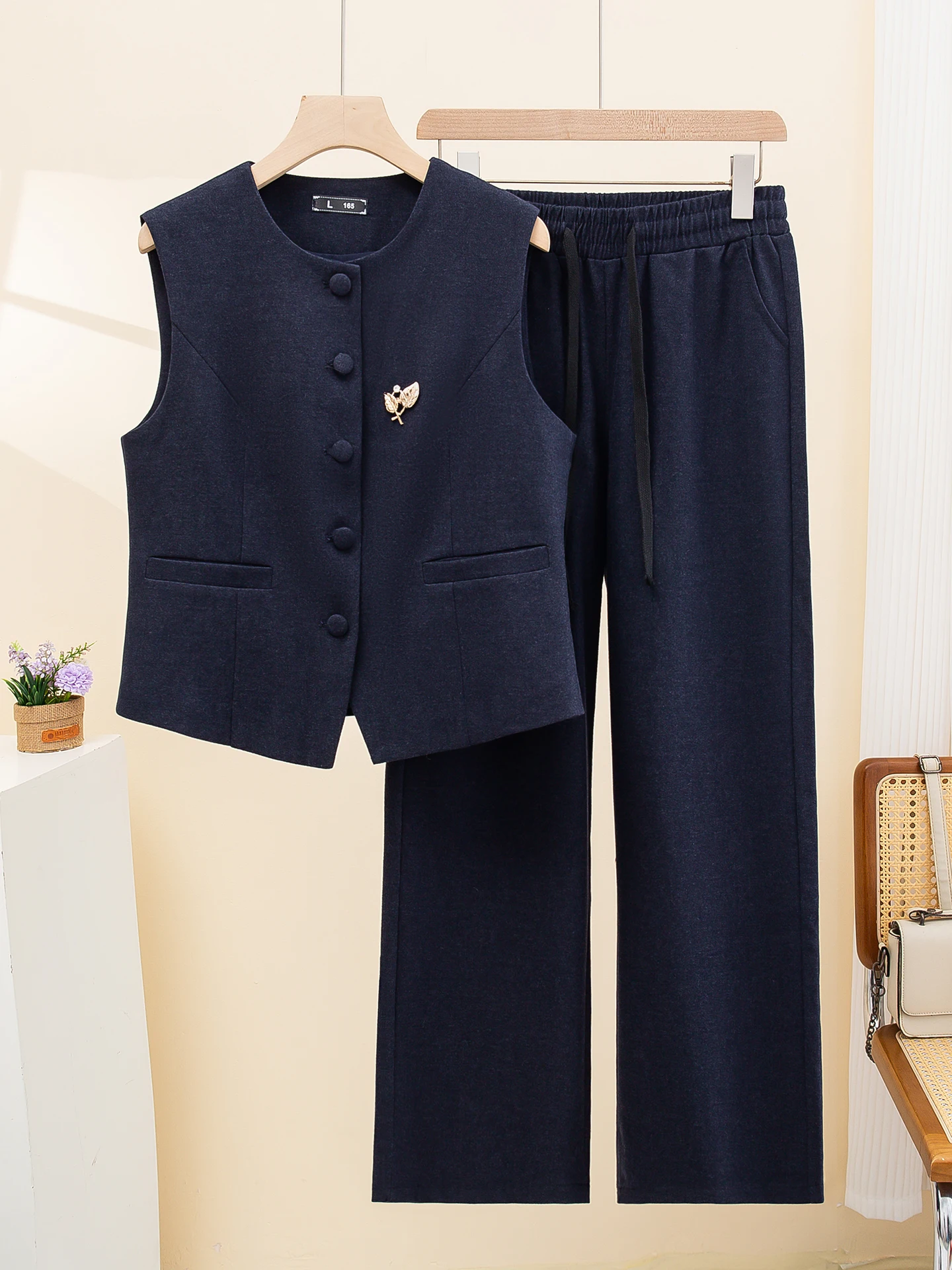 Элегантный женский костюм-двойка: жилет и брюки-палаццо для офиса, осенняя новинка, модный повседневный стиль
Элегантный женский костюм-двойка: жилет и брюки-палаццо для офиса, осенняя новинка, модный повседневный стиль