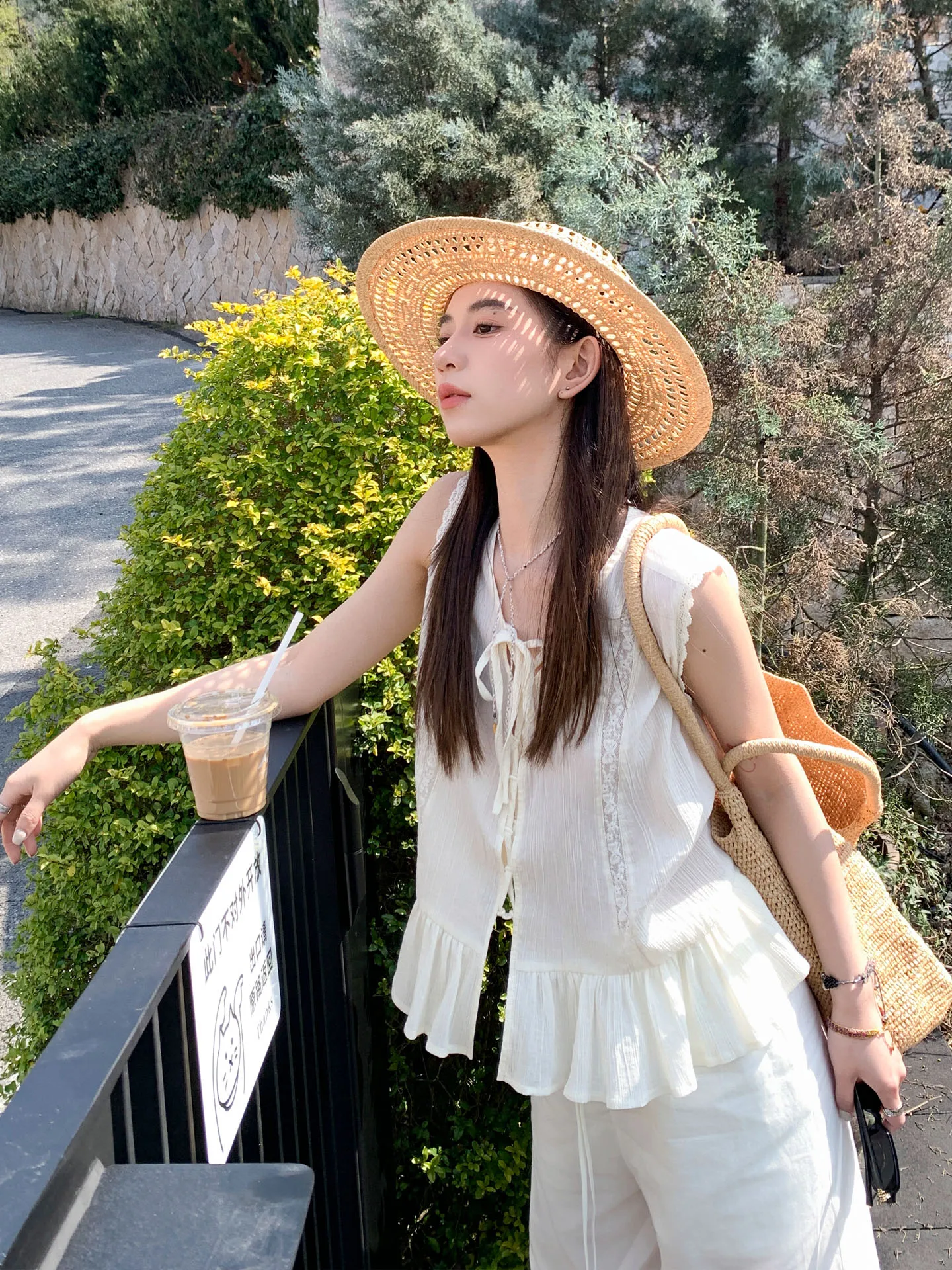 Pure Cotton V-neck Lace Patchwork Sleeveless Women's Shirt TWINS Fainting Light Face Design Sensation French Style Loose Fit
Pure Cotton V-neck Lace Patchwork Sleeveless Women's Shirt TWINS Fainting Light Face Design Sensation French Style Loose Fit