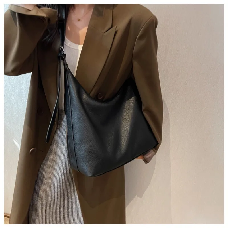 Black PU Handbags Large Capacity Bag for New Fashion High Quality One Shoulder Crossbody Versatile Commuter Tote Bag
Black PU Handbags Large Capacity Bag for New Fashion High Quality One Shoulder Crossbody Versatile Commuter Tote Bag