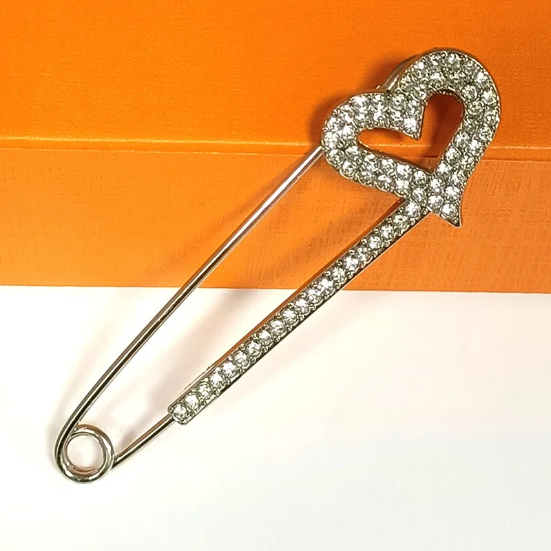 Creative Heart-shaped Safety Pins Shiny Rhinestone Zinc Alloy Pins Women's Clothing Accessories 77mm
Creative Heart-shaped Safety Pins Shiny Rhinestone Zinc Alloy Pins Women's Clothing Accessories 77mm