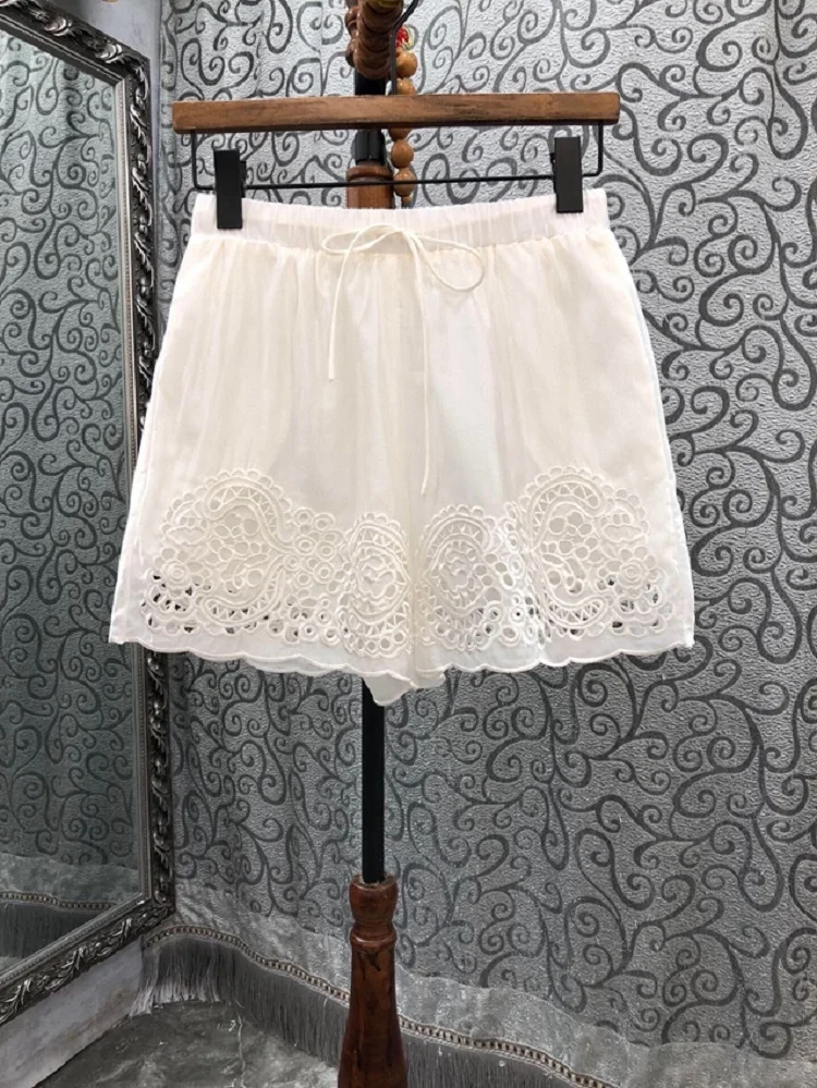 New 2023 Summer Fashion Shorts High Quality Ladies Elastic Waist Hollow Out Embroidery Casual Beige Green Pink Shorts Wear
New 2023 Summer Fashion Shorts High Quality Ladies Elastic Waist Hollow Out Embroidery Casual Beige Green Pink Shorts Wear