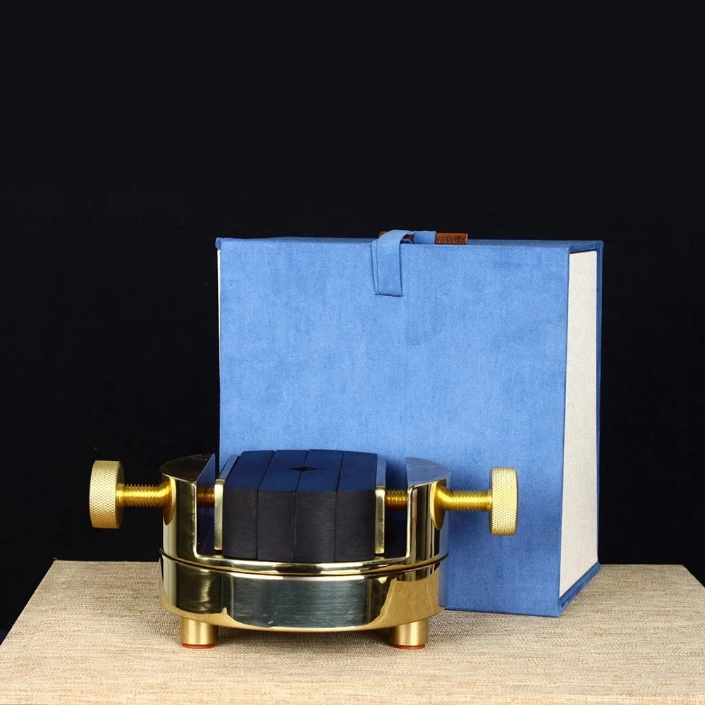 360° Rotating Dual-Axis Brass Seal Carving Clamp – Sound-Absorbing Solid Wood Engraving Tool with Non-Slip Base
360° Rotating Dual-Axis Brass Seal Carving Clamp – Sound-Absorbing Solid Wood Engraving Tool with Non-Slip Base