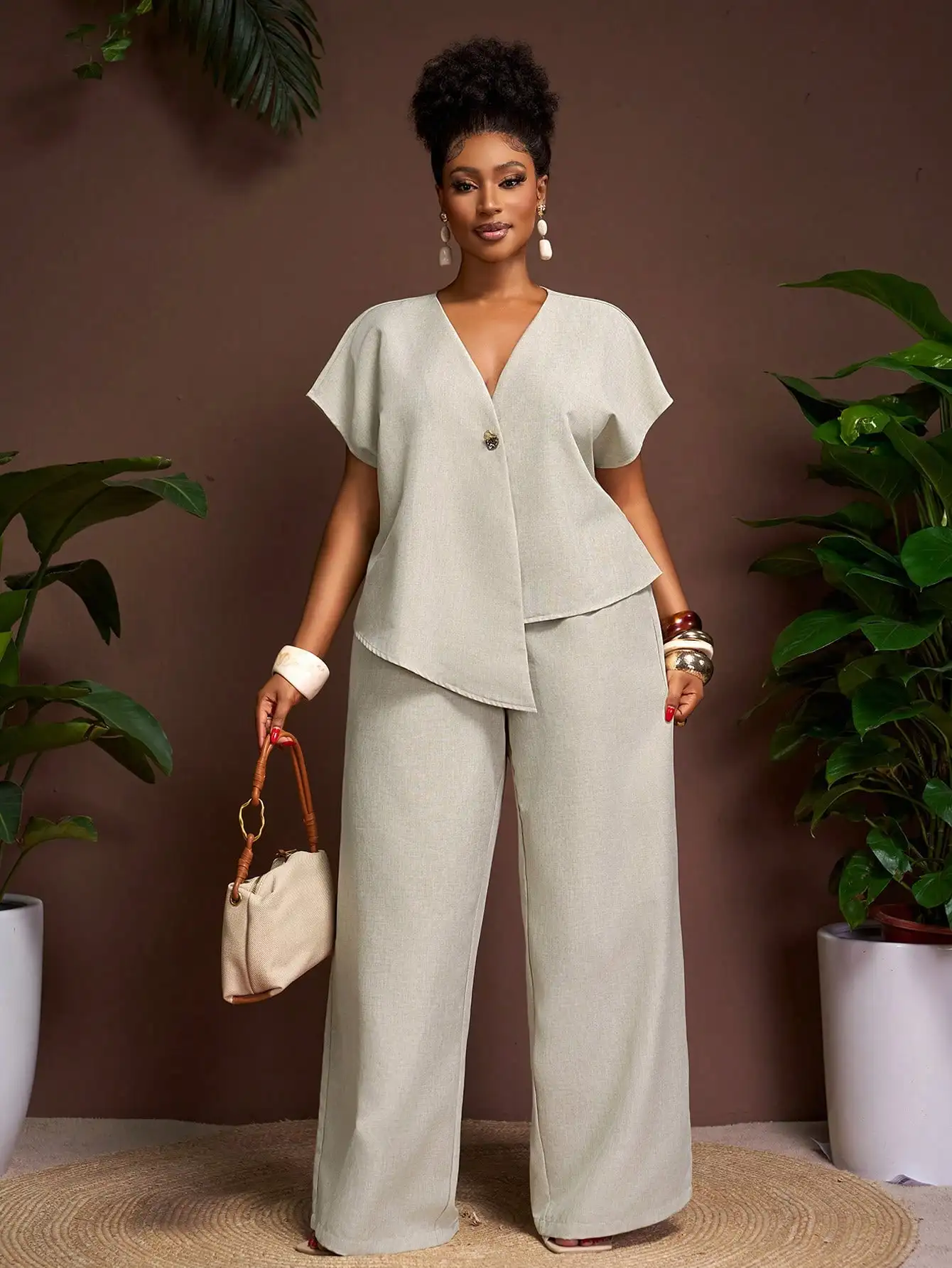 Летний комплект из льна больших размеров 2025: асимметричный кардиган с V-образным вырезом и широкие брюки для повседневного отдыха
Летний комплект из льна больших размеров 2025: асимметричный кардиган с V-образным вырезом и широкие брюки для повседневного отдыха