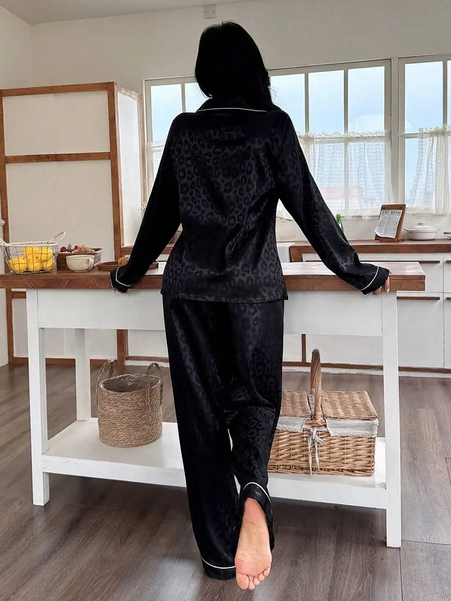 Black Leopard Jacquard Womens Long Sleeve Pajama Set Sleepwear For Fall Winter
Black Leopard Jacquard Womens Long Sleeve Pajama Set Sleepwear For Fall Winter