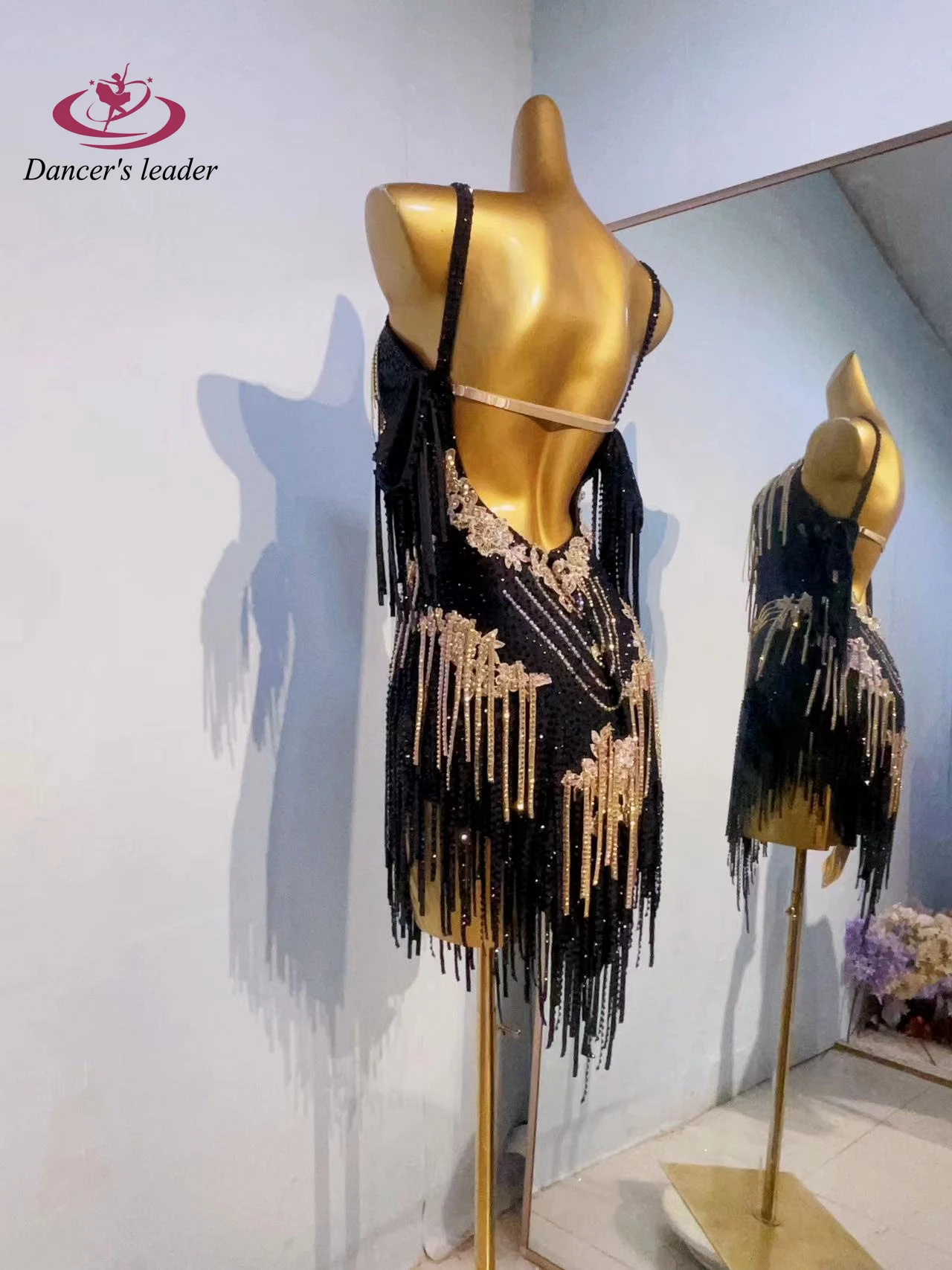 Женское высококачественное позолоченное платье на груди для латинских танцев, костюм для выступлений самбы со стразами
Женское высококачественное позолоченное платье на груди для латинских танцев, костюм для выступлений самбы со стразами