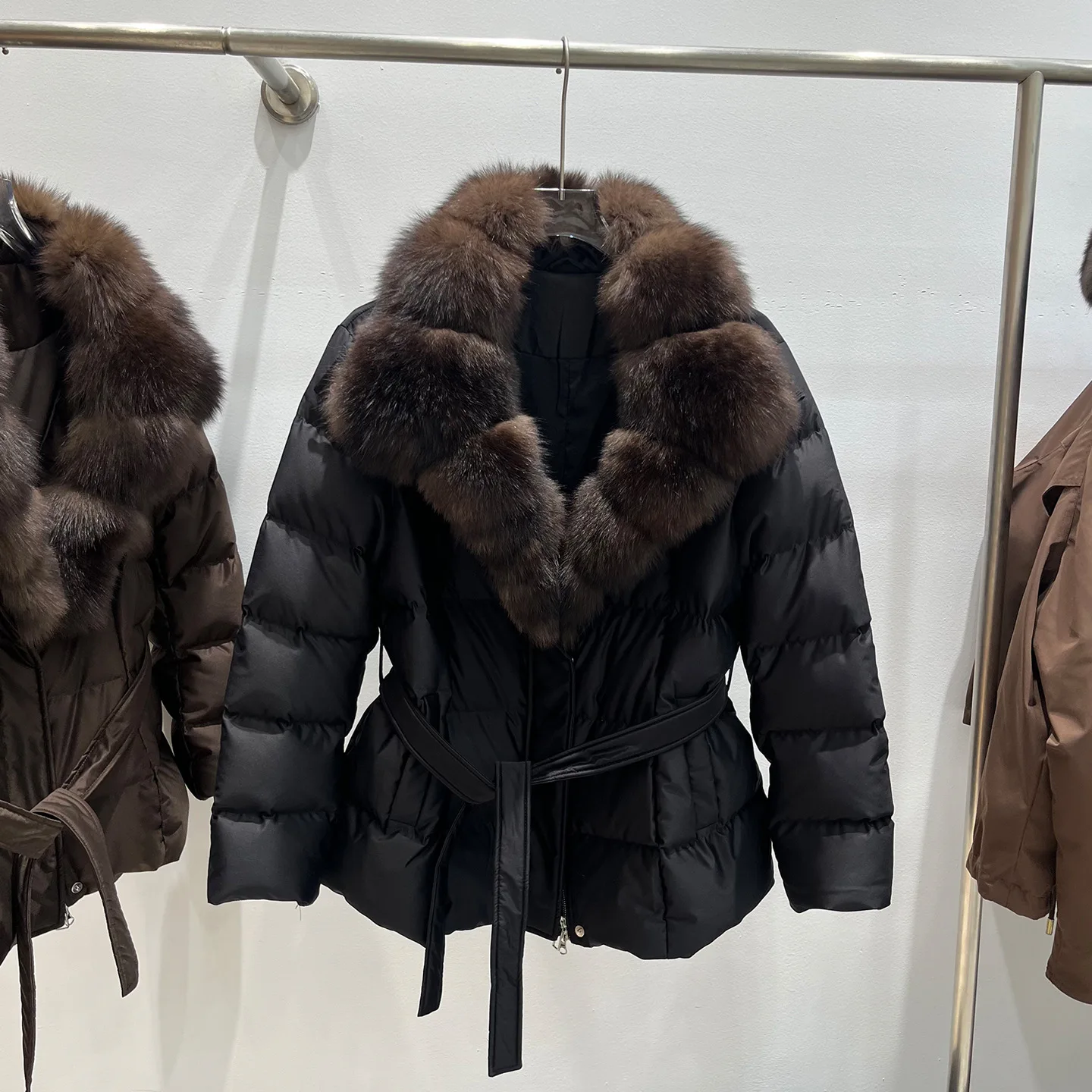Winter Natural Large Fur Collar Keep Warm Down Jacket Female Detachable Lace Up Quilted Jacket Women White Duck Down Fur Outwear
Winter Natural Large Fur Collar Keep Warm Down Jacket Female Detachable Lace Up Quilted Jacket Women White Duck Down Fur Outwear