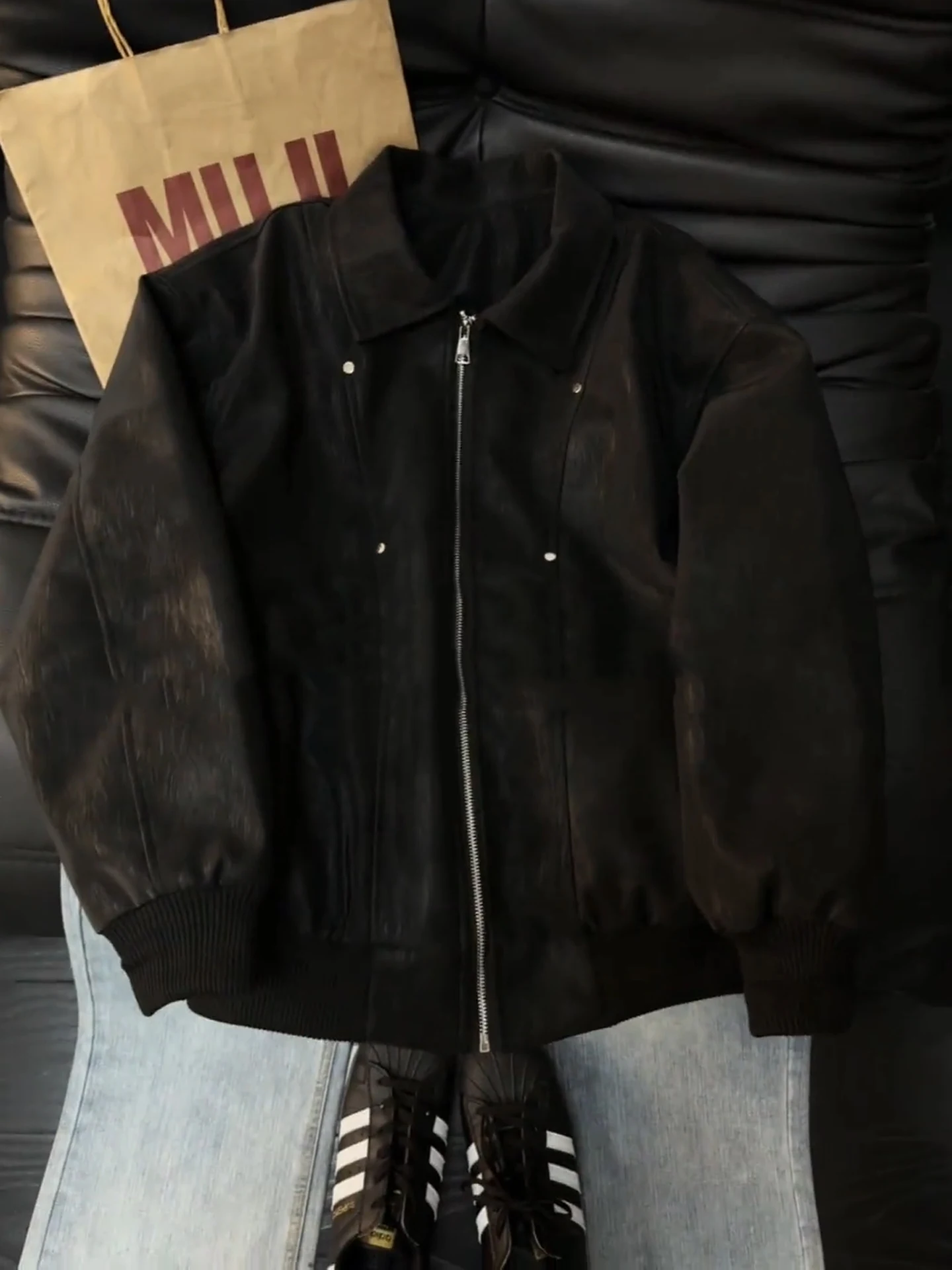 Кожаная куртка с заклепками Bla, мужская зимняя брендовая куртка высокого класса с воротником в американском стиле ретро, повседневное хлопковое пальто
Кожаная куртка с заклепками Bla, мужская зимняя брендовая куртка высокого класса с воротником в американском стиле ретро, повседневное хлопковое пальто