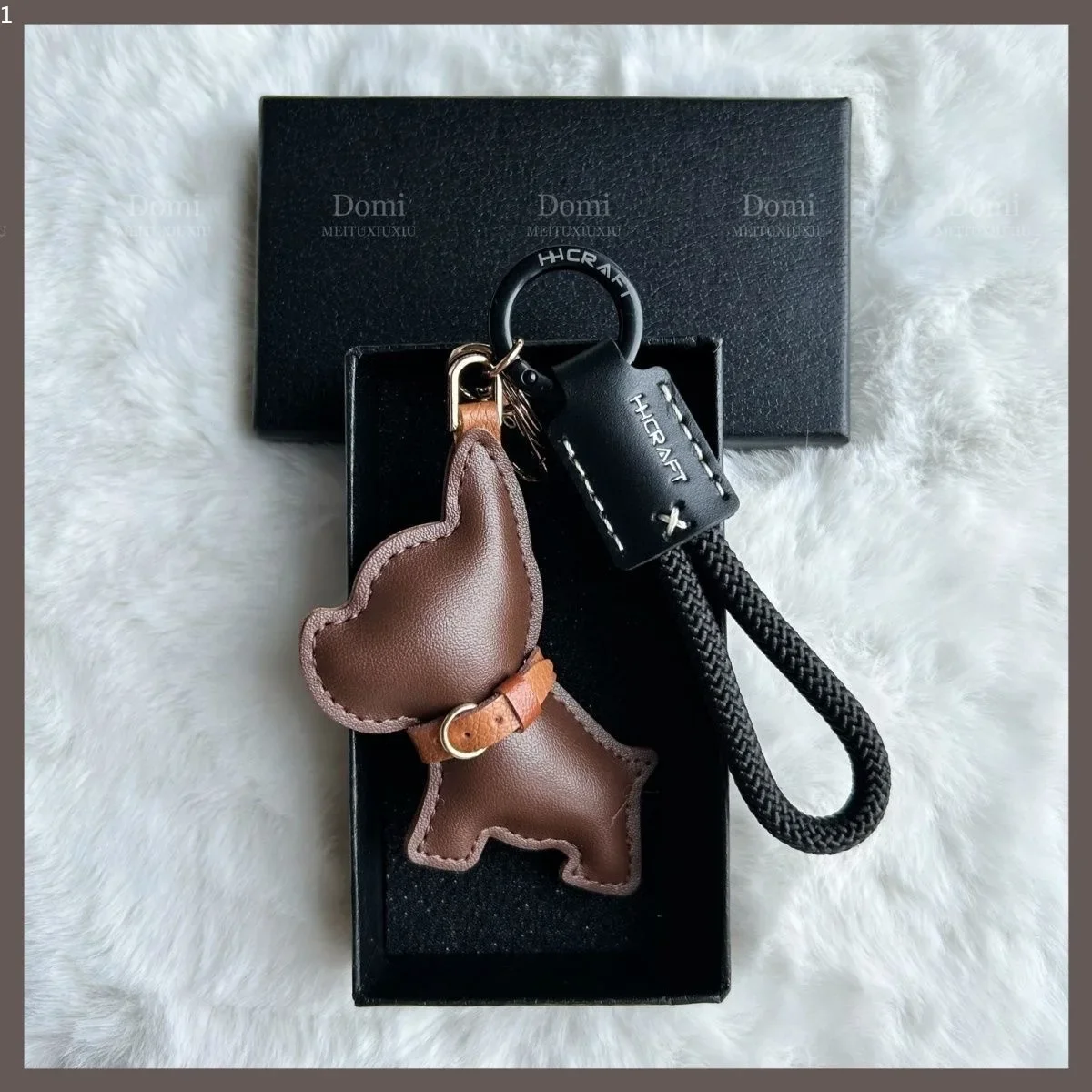 Handmade Custom Leather Dog Car Keychain Pendant Cute and Creative Couple Gift Bag Accessories Comes with Gift Box Packaging
Handmade Custom Leather Dog Car Keychain Pendant Cute and Creative Couple Gift Bag Accessories Comes with Gift Box Packaging