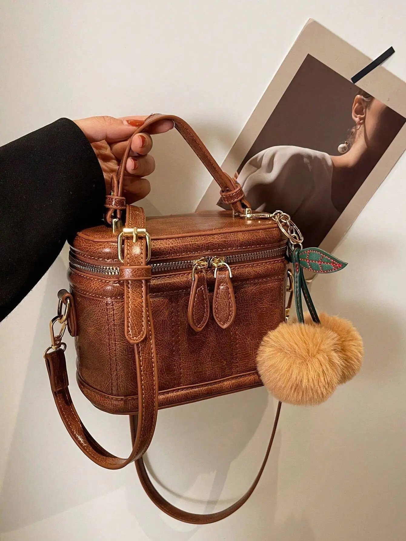 Коричневая мини-сумка квадратной формы из искусственной кожи в винтажном стиле с ручкой и подвеской-помпоном
Коричневая мини-сумка квадратной формы из искусственной кожи в винтажном стиле с ручкой и подвеской-помпоном