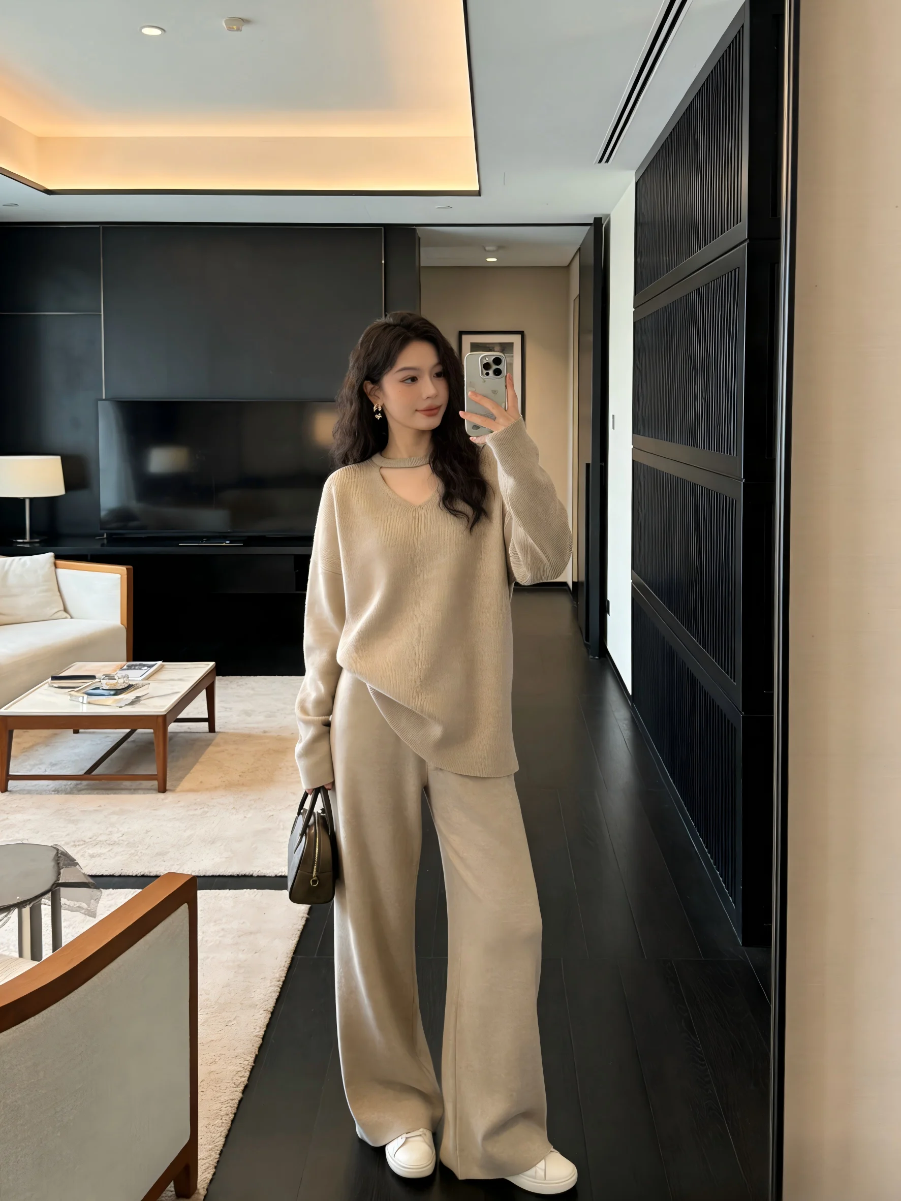 Комплект цвета хаки: мягкий, уютный, повседневный женский модный костюм-двойка с V-образным вырезом, длинными рукавами, брюками с высокой талией, эластичный трикотаж средней плотности
Комплект цвета хаки: мягкий, уютный, повседневный женский модный костюм-двойка с V-образным вырезом, длинными рукавами, брюками с высокой талией, эластичный трикотаж средней плотности