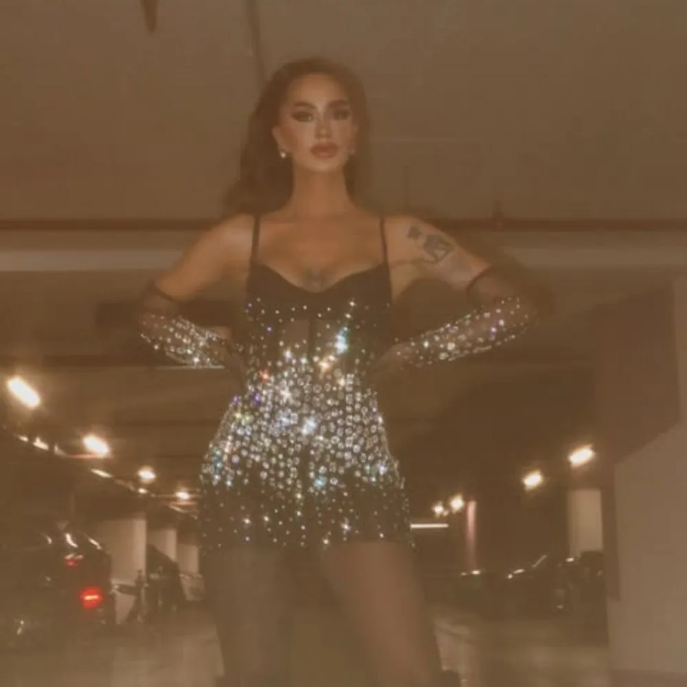 Luxury Sparkle Crystal Women Mini Dresses To Party With Beaded Gloves Sexy See Thru Sheath Short Dress To Party
Luxury Sparkle Crystal Women Mini Dresses To Party With Beaded Gloves Sexy See Thru Sheath Short Dress To Party