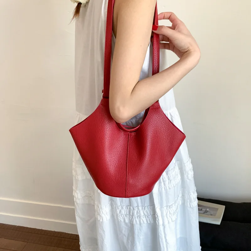 French style temperament versatile bucket bag for women in summer 2025, light luxury leisure commuting shoulder handbag
French style temperament versatile bucket bag for women in summer 2025, light luxury leisure commuting shoulder handbag