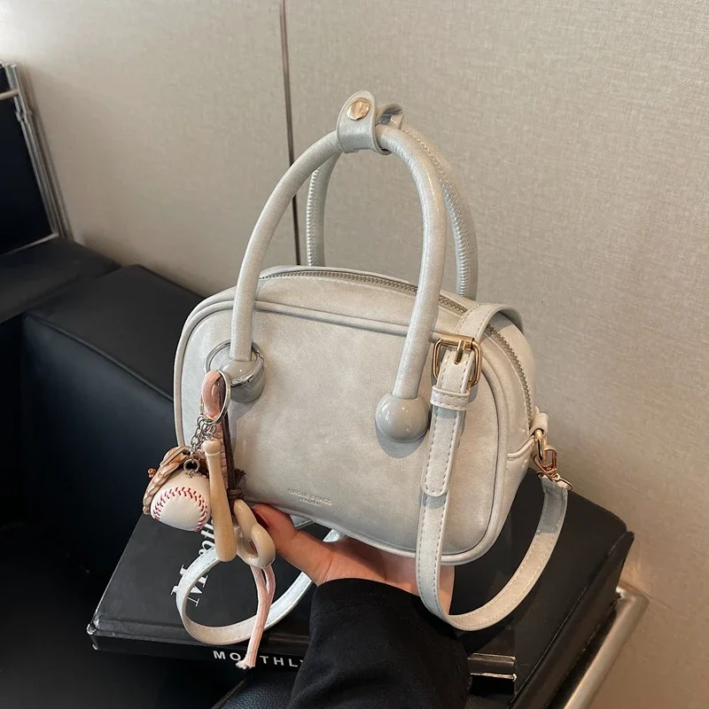 2025 New Long Style Solid Color PU Designer Shoulder Bag Simple Fashion Zipper Commuter Small Square Bag Trendy Handbag
2025 New Long Style Solid Color PU Designer Shoulder Bag Simple Fashion Zipper Commuter Small Square Bag Trendy Handbag