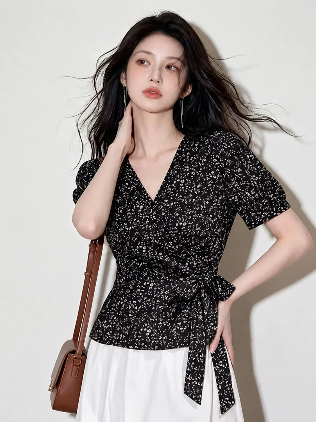 Retro Floral Tie Waist Short Sleeve Shirt Elegant V Neck Youthful Fashionable Top for Summer Commute Straight Cut Silken Wome...
Retro Floral Tie Waist Short Sleeve Shirt Elegant V Neck Youthful Fashionable Top for Summer Commute Straight Cut Silken Wome...