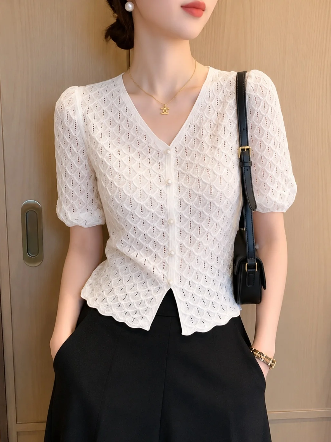 Summer 2026 Minimalist Style Ice Silk Knitted Short Sleeve V-Neck Top Women's Slimming Design Versatile Fashion Korean Version
Summer 2026 Minimalist Style Ice Silk Knitted Short Sleeve V-Neck Top Women's Slimming Design Versatile Fashion Korean Version
