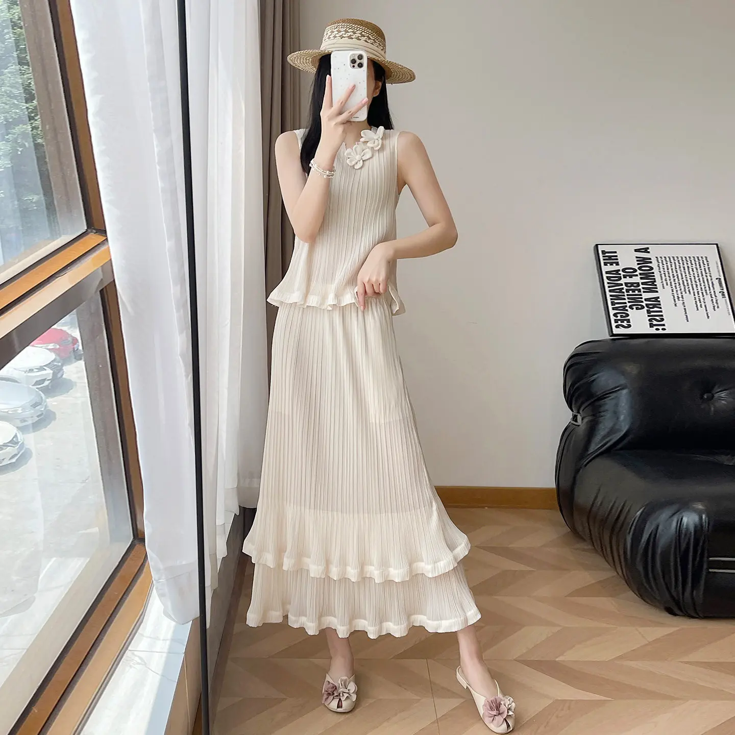 Miyake Pleated Women's Casual Suit 2026 New Flower Ordered V-neck Sleeveless Vest Top + Double-layer Cake Skirt Two-piece Set
Miyake Pleated Women's Casual Suit 2026 New Flower Ordered V-neck Sleeveless Vest Top + Double-layer Cake Skirt Two-piece Set