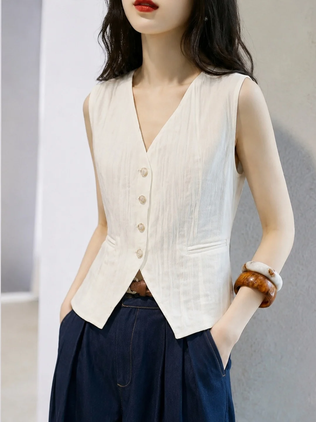 Trendy V-Neck Sleeveless Vest Commute Versatile Single Button Design Summer Fashion Silk Top Women's Korean Style Straight Cut
Trendy V-Neck Sleeveless Vest Commute Versatile Single Button Design Summer Fashion Silk Top Women's Korean Style Straight Cut