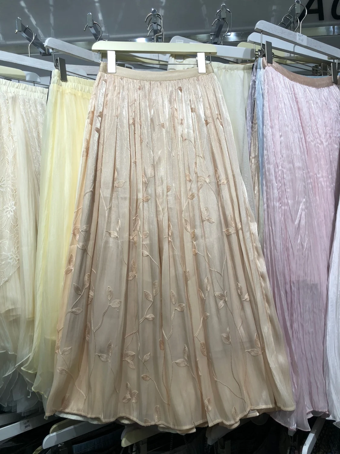 Elegant Heavy Embroidery Flowing Silk Half Skirt Women Summer High Waist A-Line Maxi Skirt Gentle Three-Dimensional Emb...
Elegant Heavy Embroidery Flowing Silk Half Skirt Women Summer High Waist A-Line Maxi Skirt Gentle Three-Dimensional Emb...