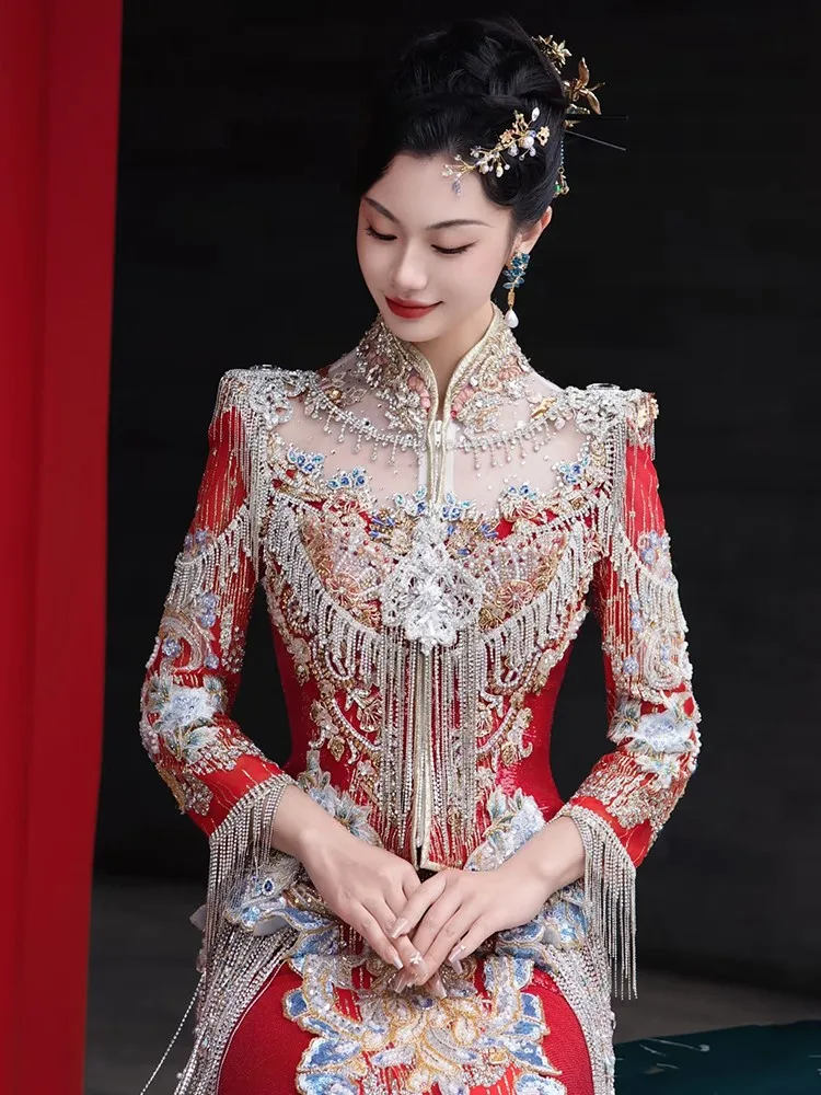 The new red wedding dress for brides is a traditional Chinese with style of dragon and phoenix jackets
The new red wedding dress for brides is a traditional Chinese with style of dragon and phoenix jackets