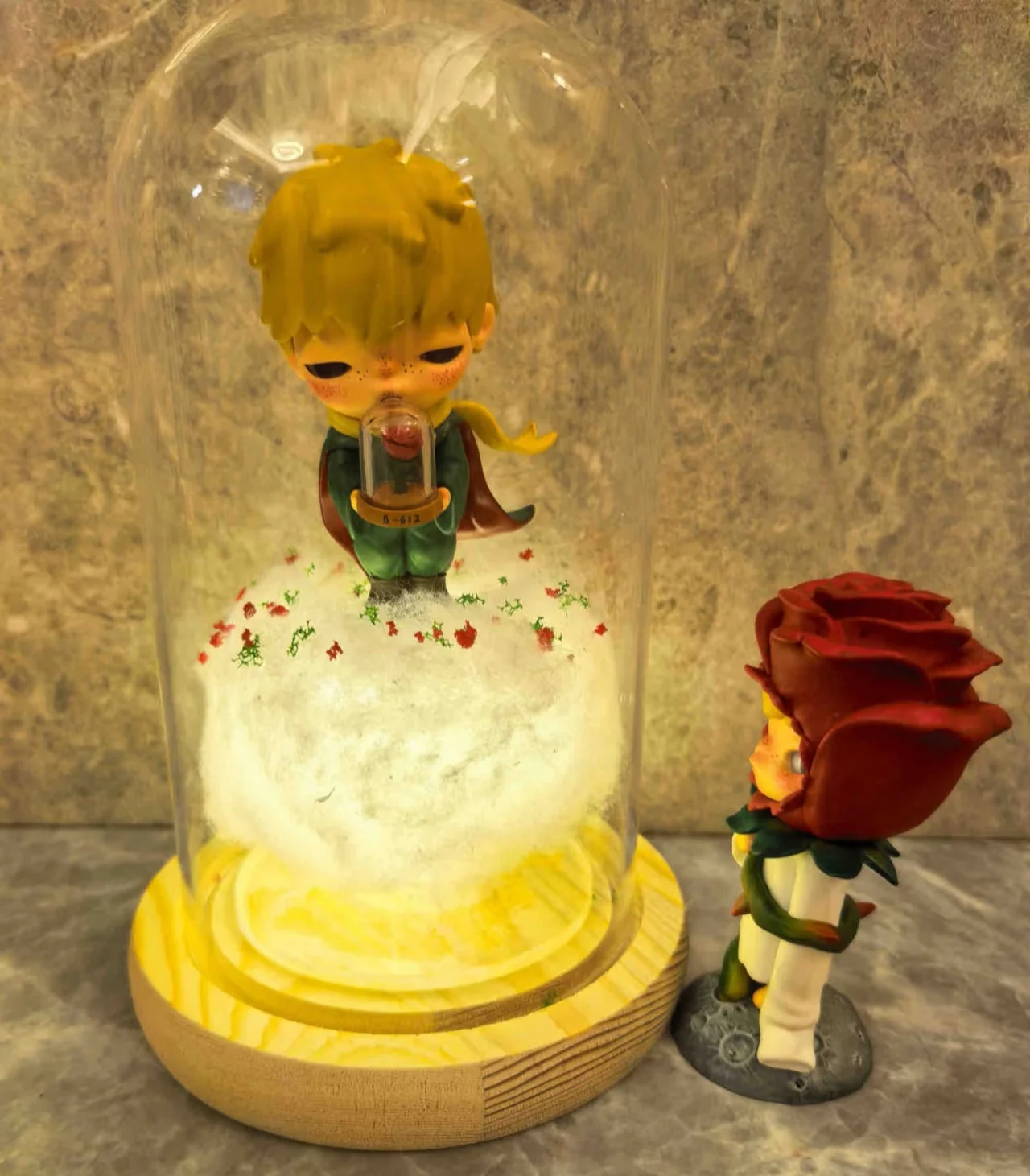 Pomfa Rose Prince Small Wild Prince Figure Display Case Dustproof Glass Cover Glowing Collectible Storage Box Cylinder Shape
Pomfa Rose Prince Small Wild Prince Figure Display Case Dustproof Glass Cover Glowing Collectible Storage Box Cylinder Shape