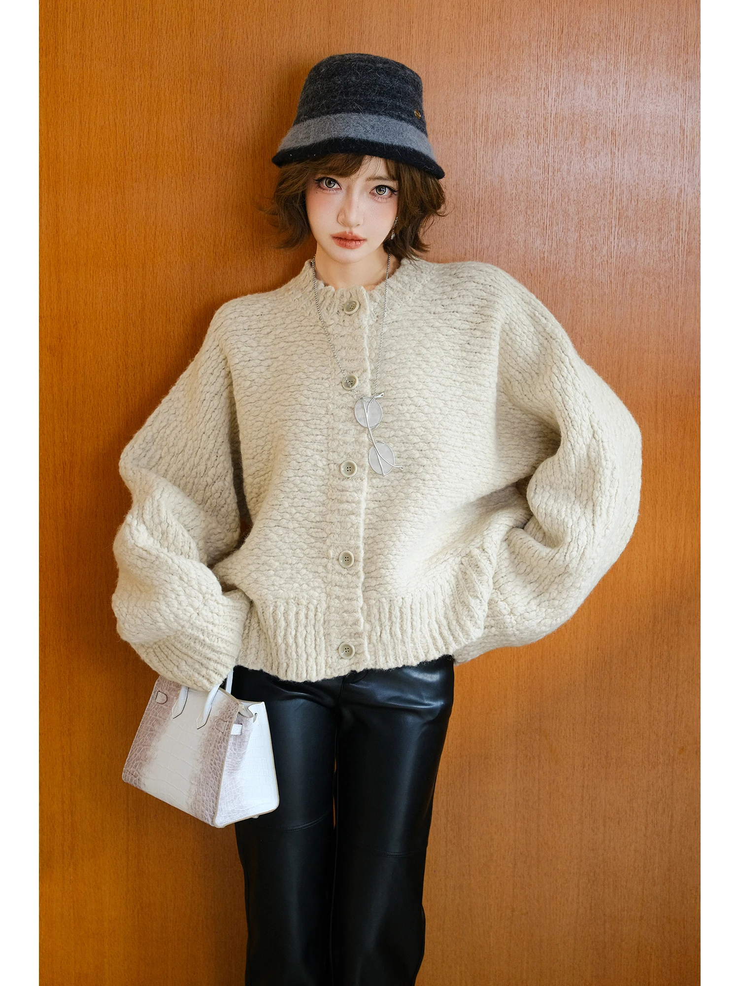 Теплый шерстяной вязаный кардиган MIUCO с круглым вырезом и одной пуговицей, осенне-зимний, женский, из тонкой пряжи, C489, эксклюзив онлайн
Теплый шерстяной вязаный кардиган MIUCO с круглым вырезом и одной пуговицей, осенне-зимний, женский, из тонкой пряжи, C489, эксклюзив онлайн