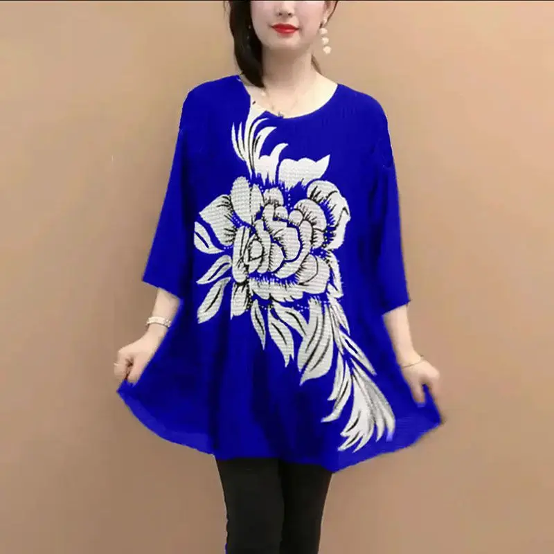 Женская футболка средней длины с круглым вырезом, свободного покроя
Женская футболка средней длины с круглым вырезом, свободного покроя