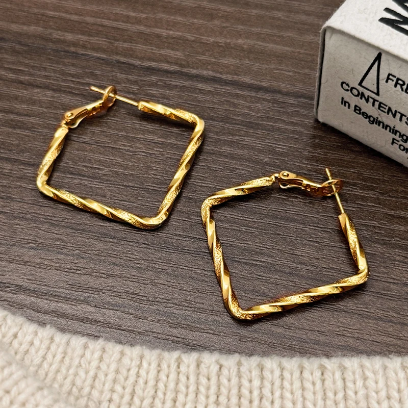 Real 925 Sterling Silver 18K Gold Minimalist Distorted Square Hoop Earring for Women Vintage Fine Jewelry Personality Accessorie
Real 925 Sterling Silver 18K Gold Minimalist Distorted Square Hoop Earring for Women Vintage Fine Jewelry Personality Accessorie