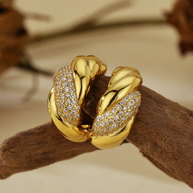Luxury Diamond-set Design Twist Zircon 925 Sterling Silver Stud Earrings Gold-plated Premium Versatile Earrings
Luxury Diamond-set Design Twist Zircon 925 Sterling Silver Stud Earrings Gold-plated Premium Versatile Earrings
