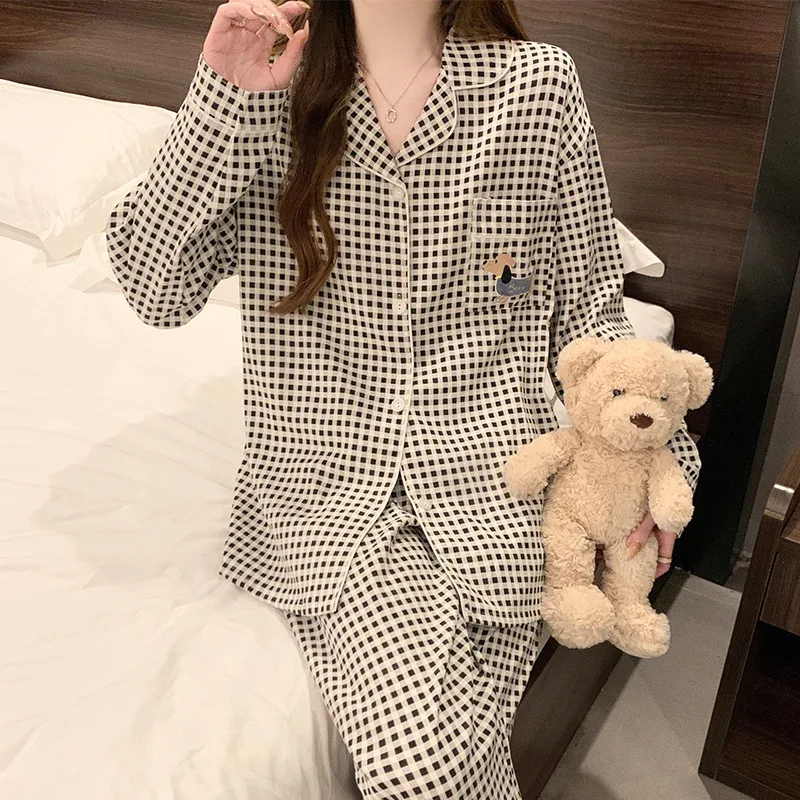 Korean Cute Checkered Pajama Set for Women in Spring and Autumn, with Long Sleeves and Cotton Fabric, Featuring Cartoon Designs.
Korean Cute Checkered Pajama Set for Women in Spring and Autumn, with Long Sleeves and Cotton Fabric, Featuring Cartoon Designs.