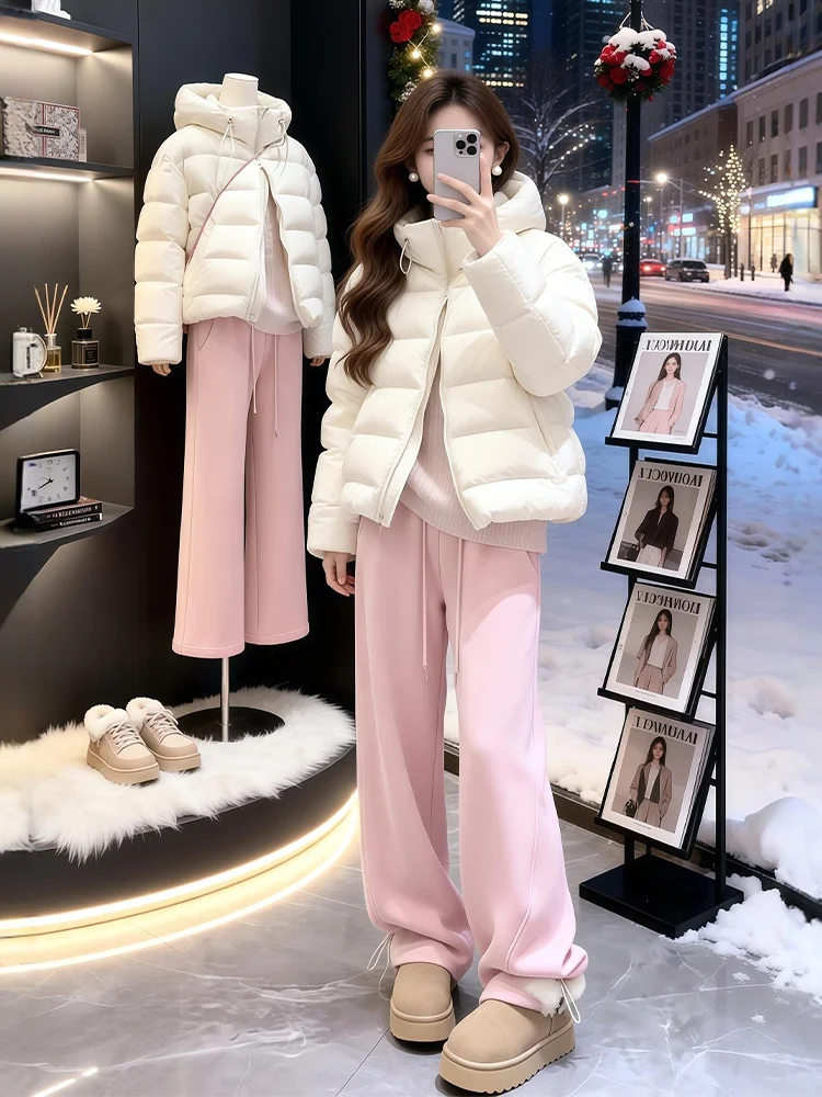 Winter Casual Women's Three-Piece Set Soft Style White Cotton Jacket Pink Base Shirt Loose Fit Long Pants Warm And Comfortable
Winter Casual Women's Three-Piece Set Soft Style White Cotton Jacket Pink Base Shirt Loose Fit Long Pants Warm And Comfortable