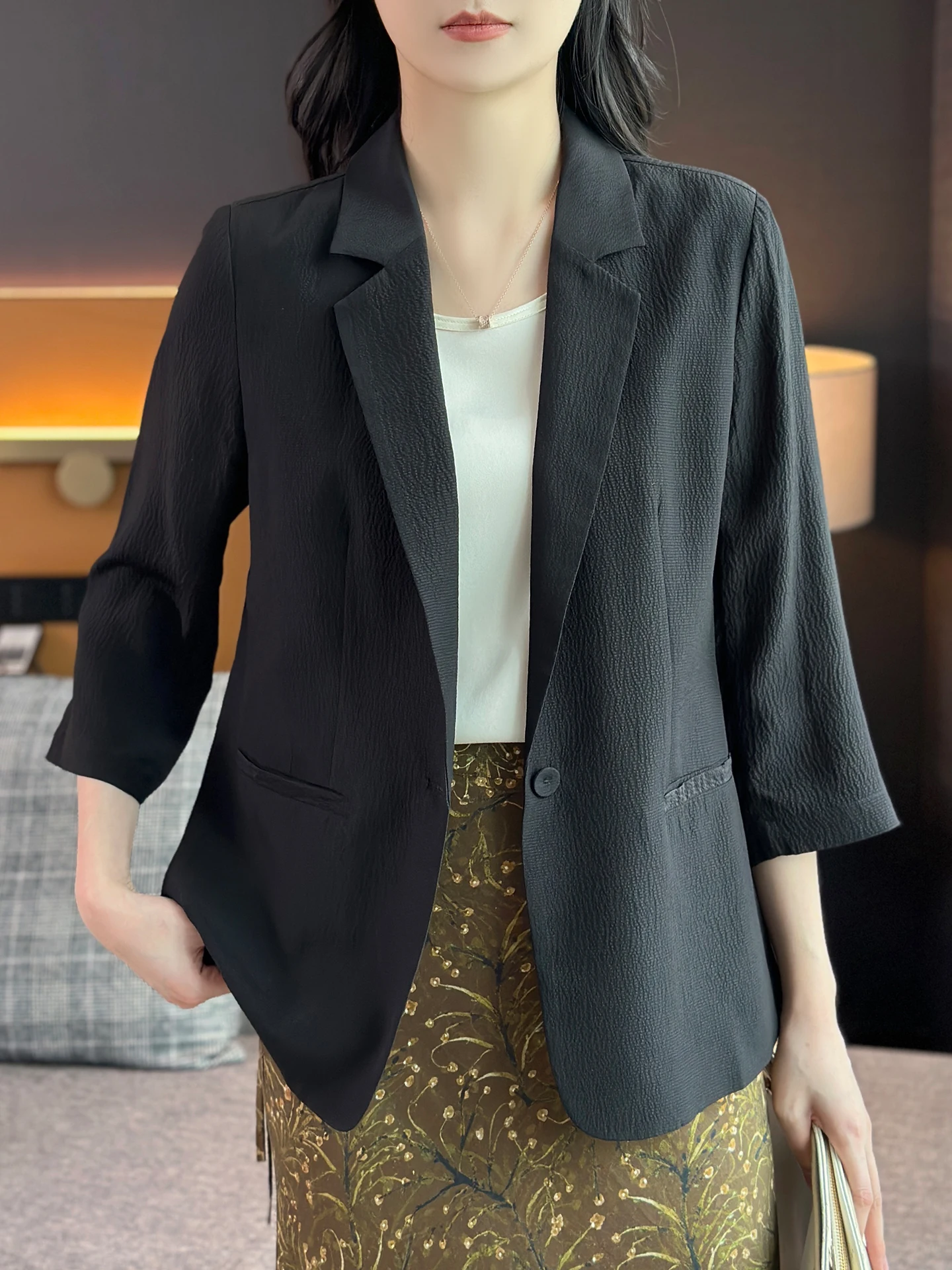 Zuozhujia Luxury Thin Silk Pearl Embellished Office Workwear Seven-Quarter Sleeve Slimming Silk Suit Jacket
Zuozhujia Luxury Thin Silk Pearl Embellished Office Workwear Seven-Quarter Sleeve Slimming Silk Suit Jacket