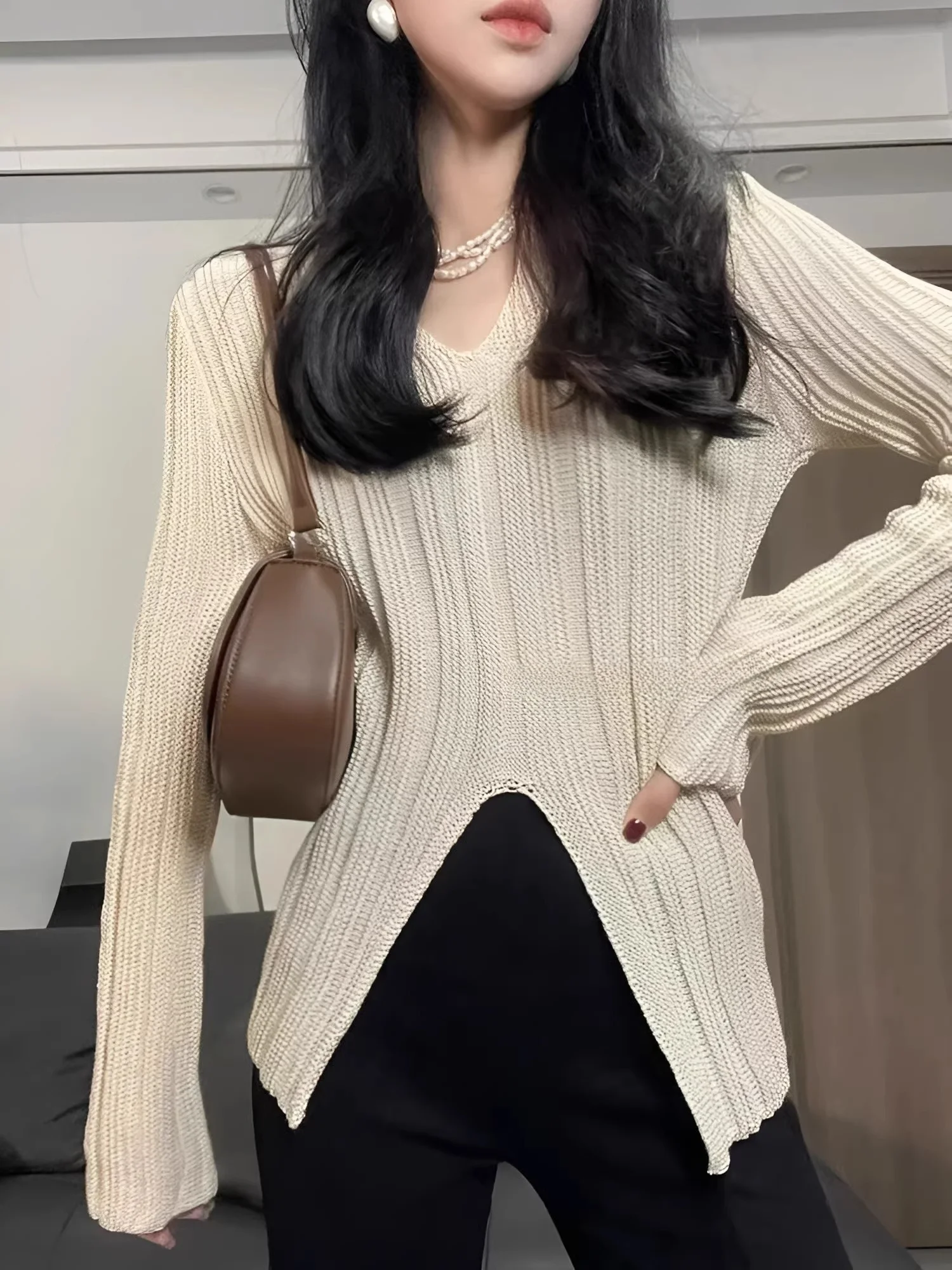 Ele V-Ne Long Sve Hollow out Knitwear Women's Faionable Split Design High-End Feel Top for Early Autumn
Ele V-Ne Long Sve Hollow out Knitwear Women's Faionable Split Design High-End Feel Top for Early Autumn