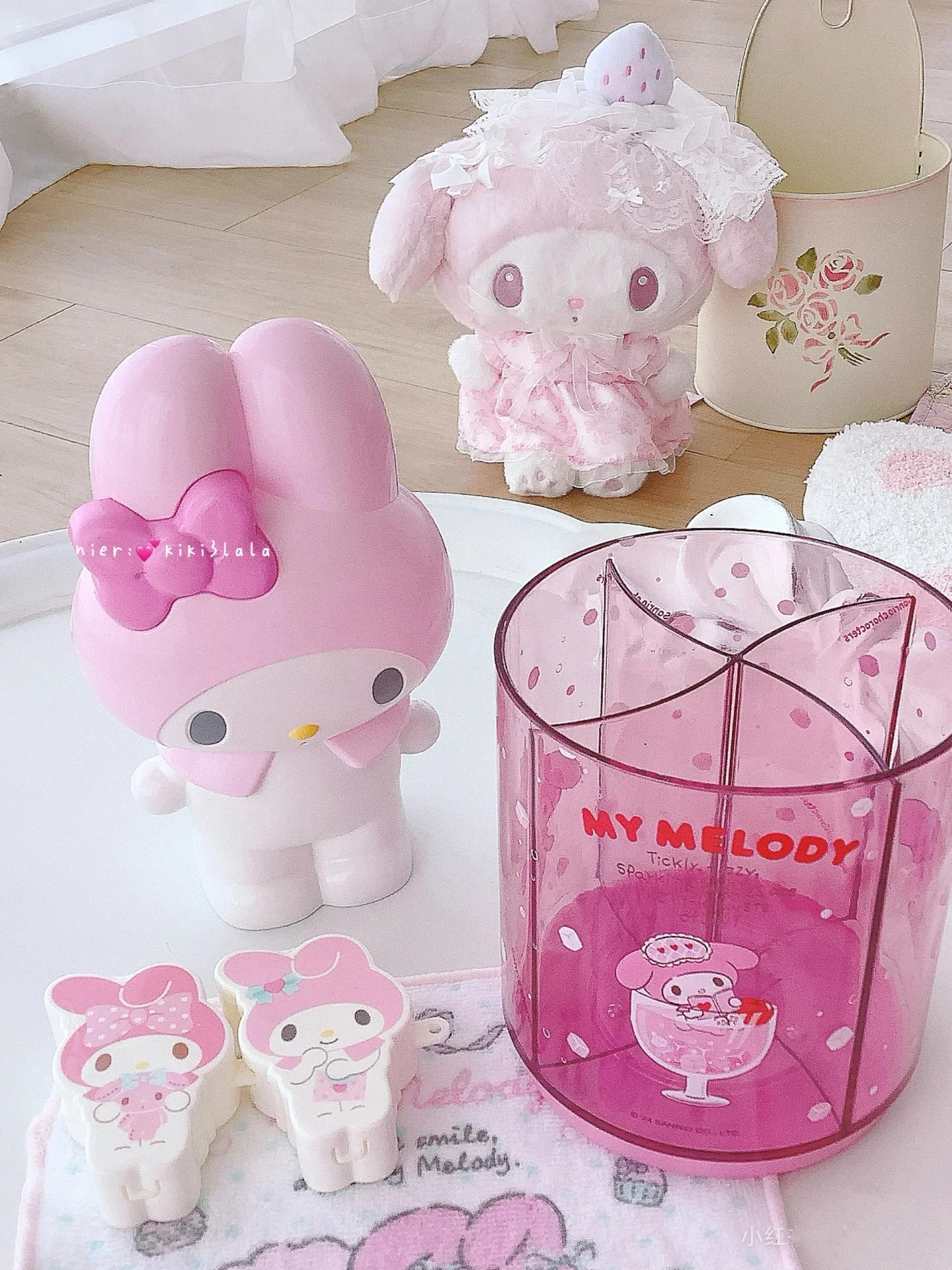 Sanrio персонажи серии Kuromi My Melody Hellokitty Cinnamoroll милый держатель для ручек Канцелярские Принадлежности для макияжа кисть для хранения орнамент подарок
Sanrio персонажи серии Kuromi My Melody Hellokitty Cinnamoroll милый держатель для ручек Канцелярские Принадлежности для макияжа кисть для хранения орнамент подарок