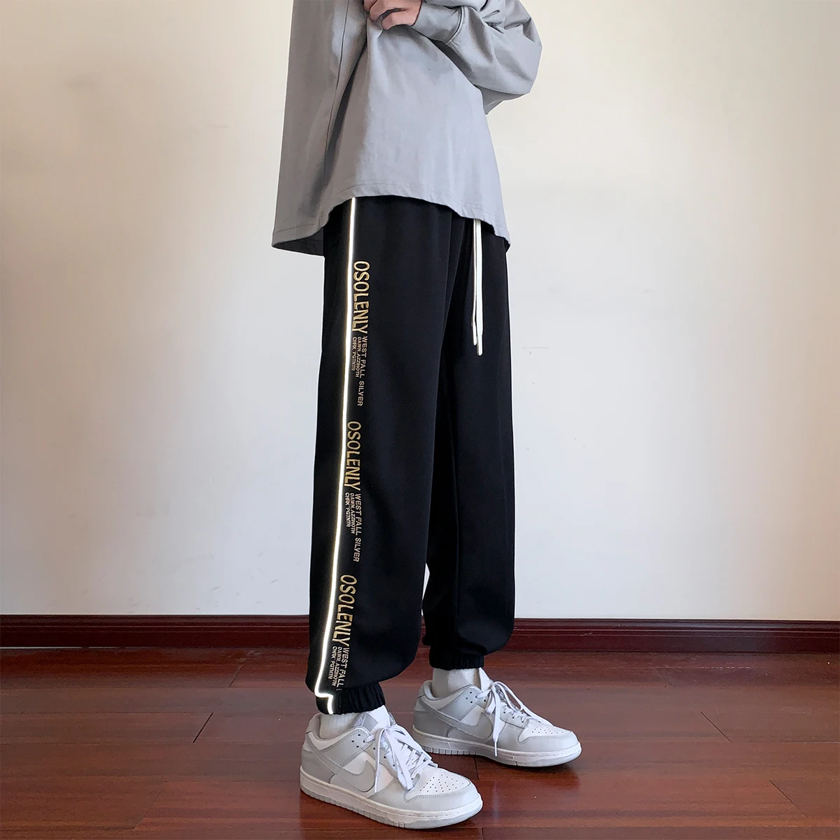 Мужские спортивные брюки свободного кроя с отражающими полосами в американском стиле, повседневные, дышащие, с манжетами, модные, весна-осень
Мужские спортивные брюки свободного кроя с отражающими полосами в американском стиле, повседневные, дышащие, с манжетами, модные, весна-осень