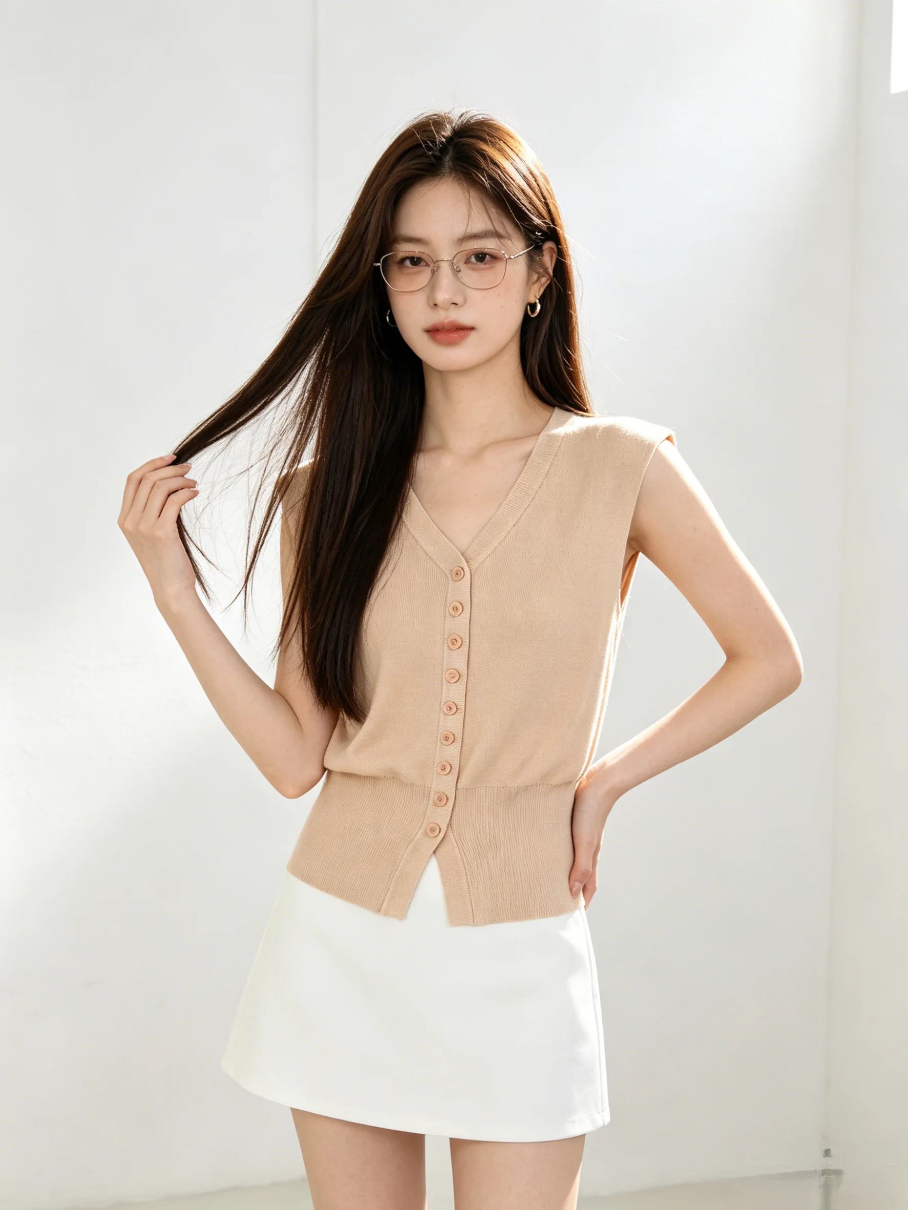 Summer Design Color V-Neck Sleeveless Button Shoulder Pad Knitwear Waist Cinching Slimming Top New Style Casual Fashion
Summer Design Color V-Neck Sleeveless Button Shoulder Pad Knitwear Waist Cinching Slimming Top New Style Casual Fashion