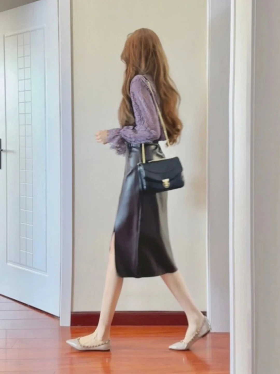 Нежный ветер: уникальный красивый фиолетовый кружевной топ свободного кроя для омолаживающего образа весна 2026, женская мода
Нежный ветер: уникальный красивый фиолетовый кружевной топ свободного кроя для омолаживающего образа весна 2026, женская мода