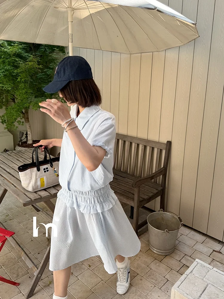 Комплект женской одежды: топ с защитой от солнца из комфортного хлопка с текстурой «пузырьки» и полосками, а также юбка с эластичным кружевом.
Комплект женской одежды: топ с защитой от солнца из комфортного хлопка с текстурой «пузырьки» и полосками, а также юбка с эластичным кружевом.