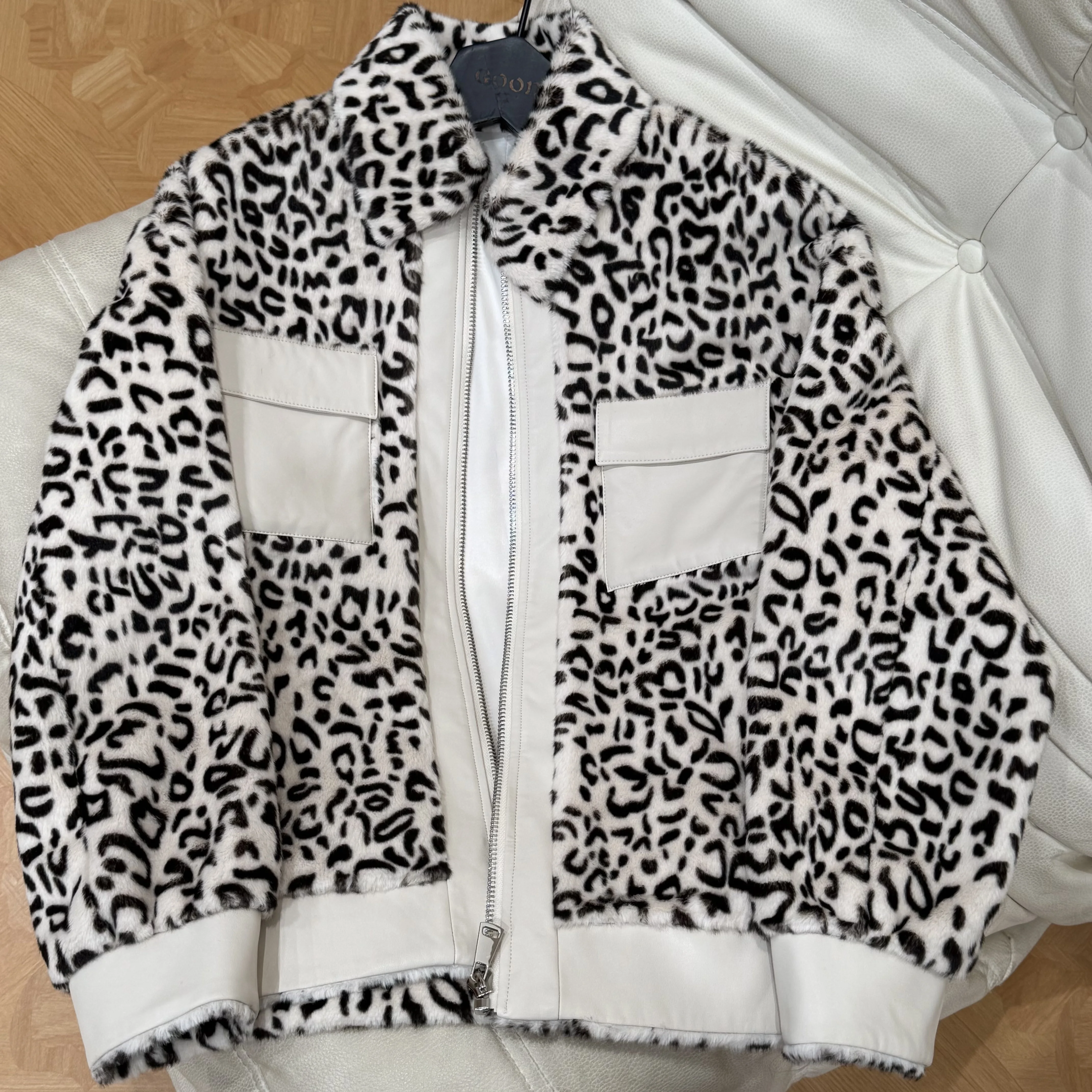 Bo cui Women's Leopard Print Lapel Zipper Jacket Loose Long-Sleeved Fashion Splicing Fur Coat for Fall And Winter
Bo cui Women's Leopard Print Lapel Zipper Jacket Loose Long-Sleeved Fashion Splicing Fur Coat for Fall And Winter