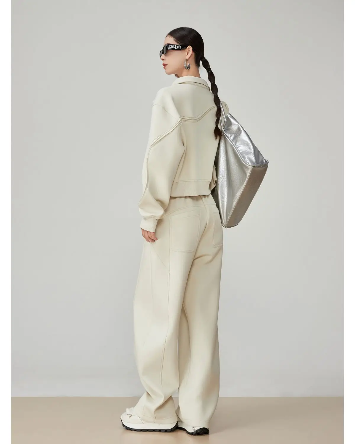 Молочно-белый свитшот на молнии, комплект джоггеров для женщин, новинка 2025, свободный спортивный костюм, повседневная спортивная одежда, наряд
Молочно-белый свитшот на молнии, комплект джоггеров для женщин, новинка 2025, свободный спортивный костюм, повседневная спортивная одежда, наряд 