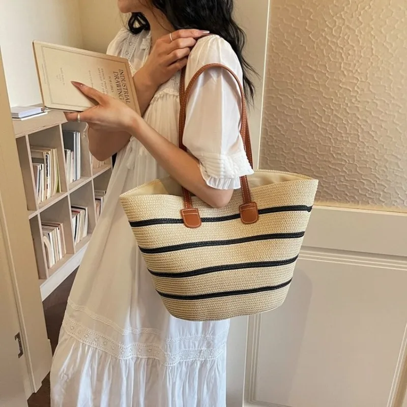 Urban Style Women Messenger Bag Classic Elegant Lines Trendy Leather Craft Casual Daily Travel Bag
Urban Style Women Messenger Bag Classic Elegant Lines Trendy Leather Craft Casual Daily Travel Bag