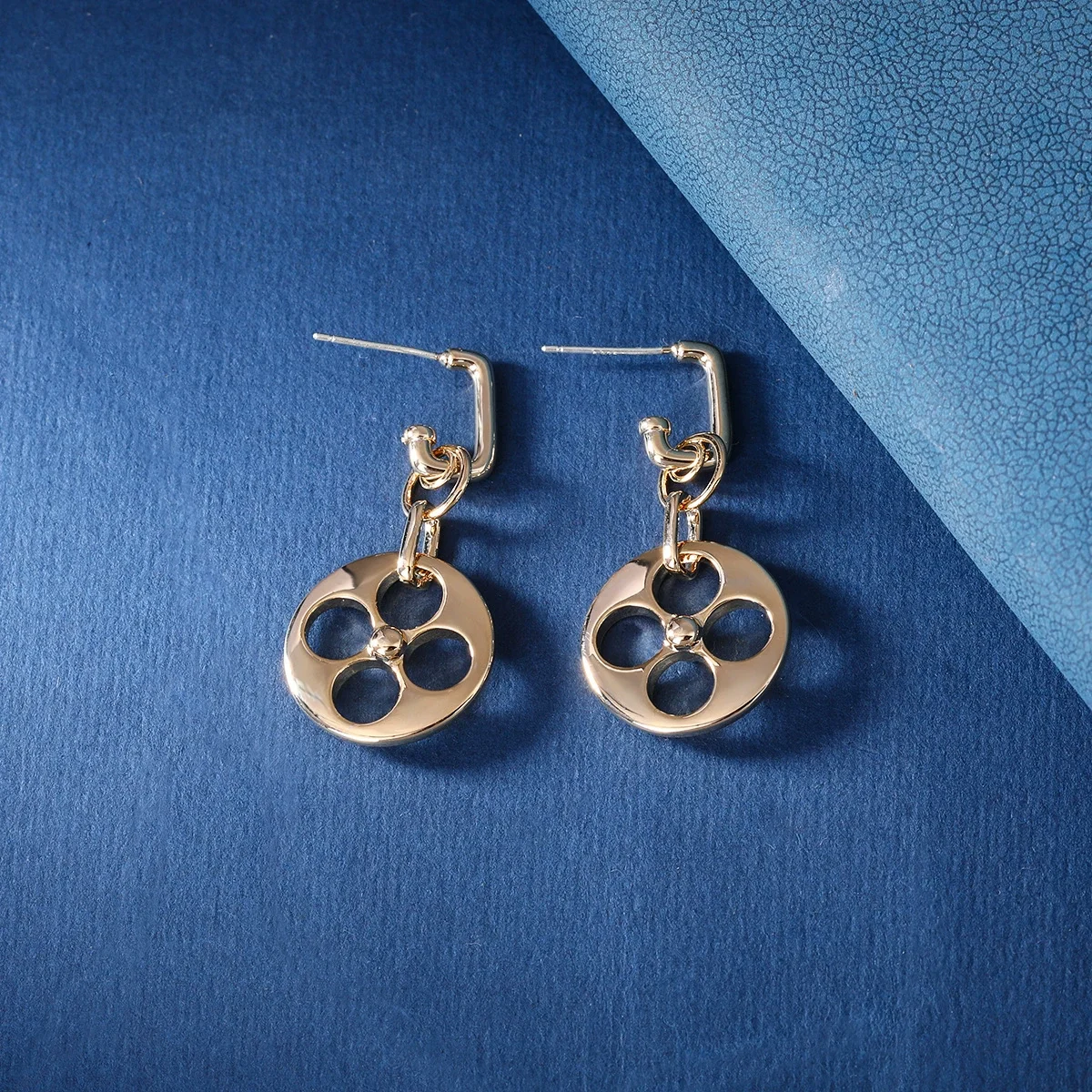 925 Silver Needle Luxury Gold Tone Four Leaf Clover Hoop Earrings, Elegant Daily Wear Statement Jewelry Gift for Women
925 Silver Needle Luxury Gold Tone Four Leaf Clover Hoop Earrings, Elegant Daily Wear Statement Jewelry Gift for Women