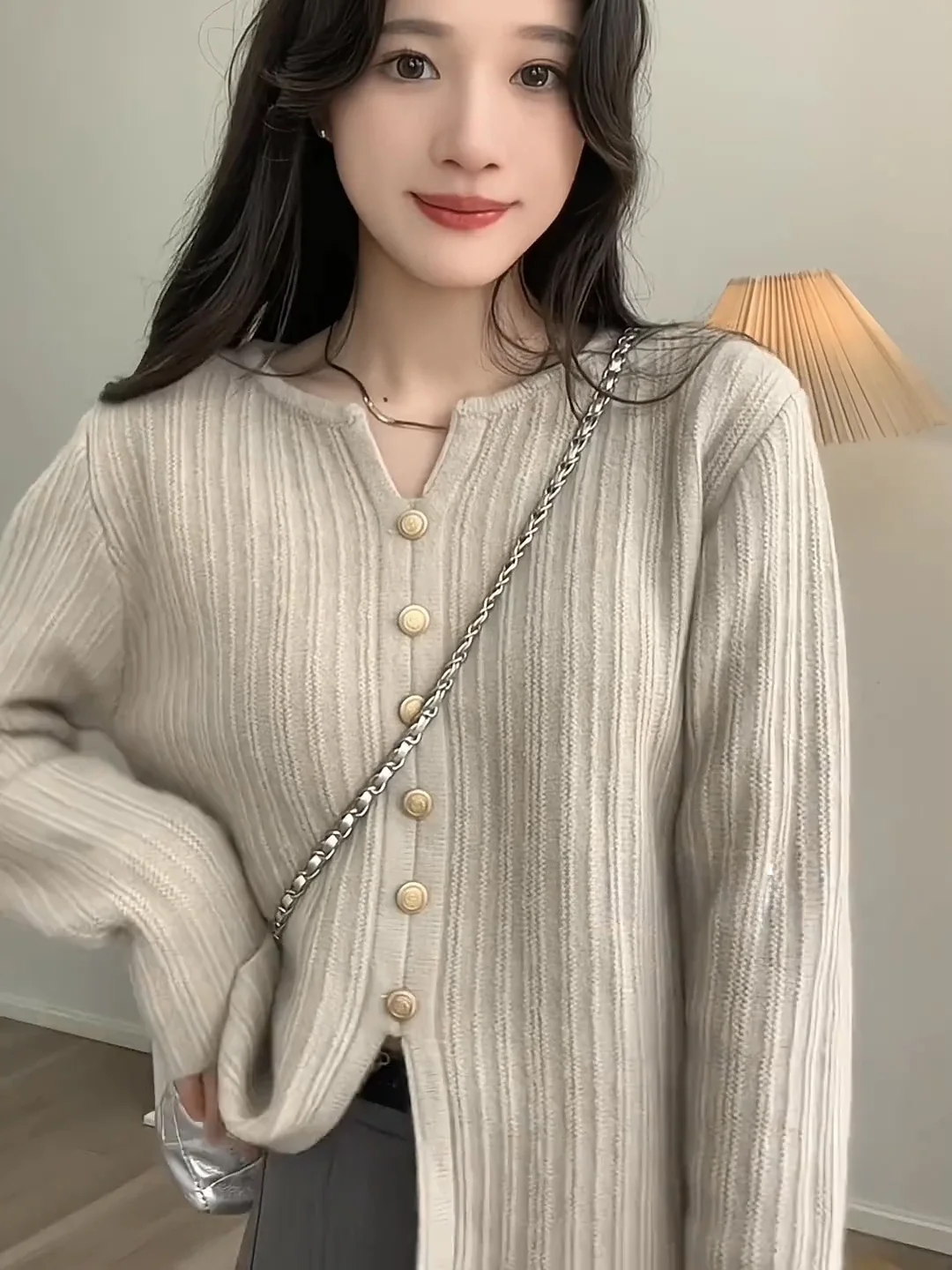 Soft Long Sleeve Knitted Sweater Women's Spring Autumn Korean Style Slim Fit Tummy Control Side Slit Design Knitwear Top
Soft Long Sleeve Knitted Sweater Women's Spring Autumn Korean Style Slim Fit Tummy Control Side Slit Design Knitwear Top