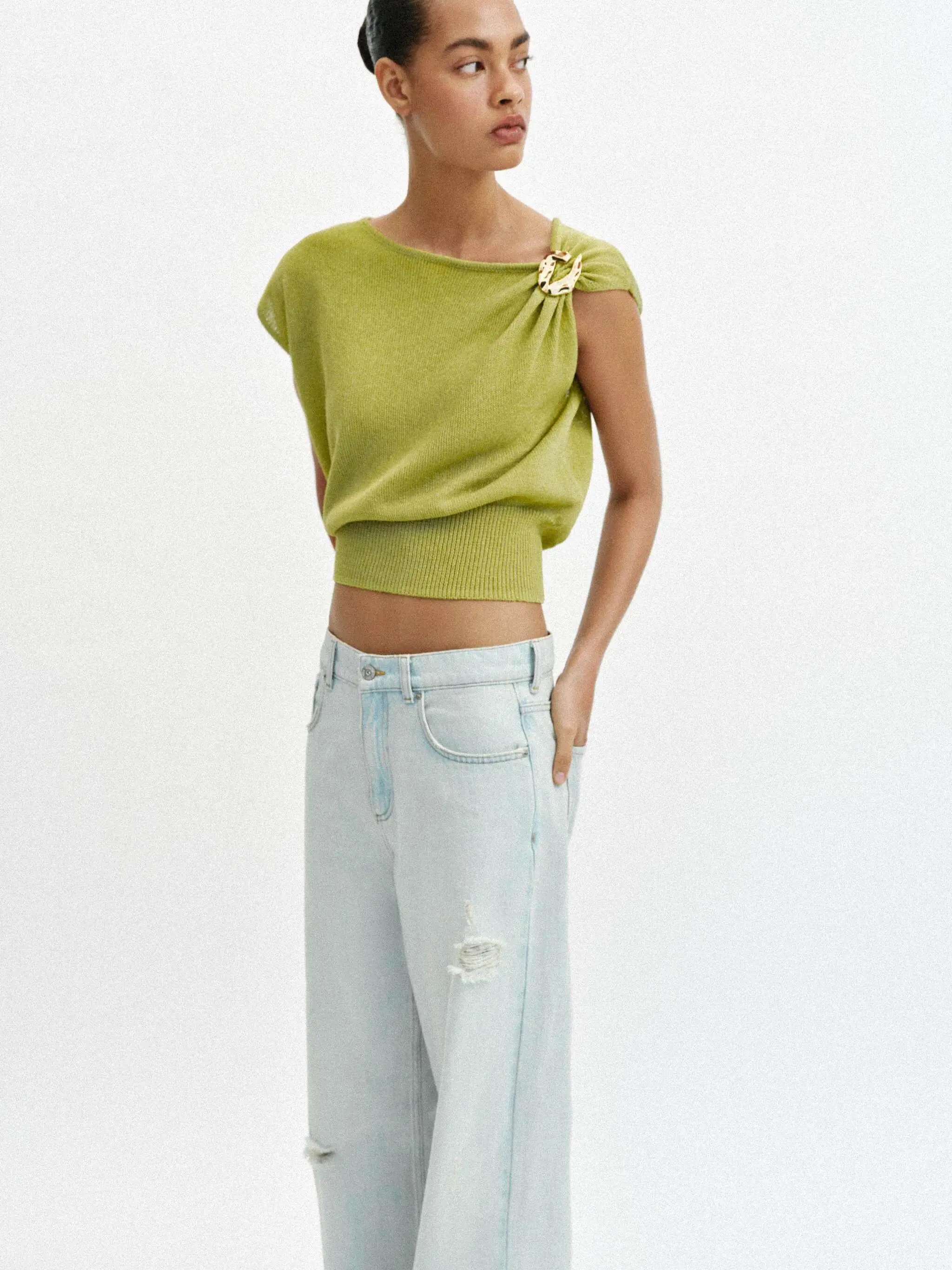Elegant Sleeveless Pure Color Decorative Knitted Top New Arrival Women's Fashion Street Style Spring 2026 Single Piece
Elegant Sleeveless Pure Color Decorative Knitted Top New Arrival Women's Fashion Street Style Spring 2026 Single Piece