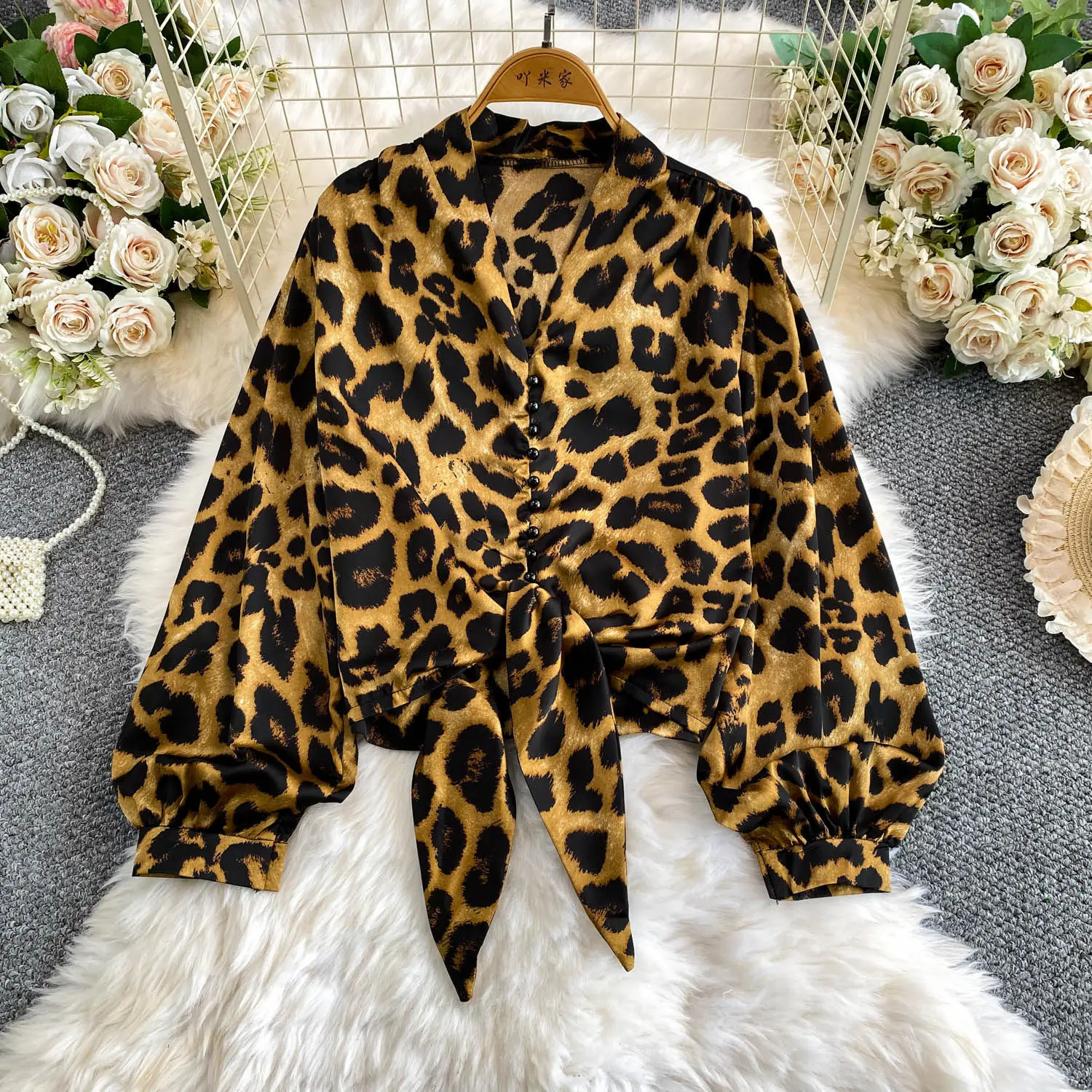 Women’s Blouse Summer French Style Animal Print Top Silky Satin V Neck Button Down Shirt Adjustable Belt OL Female Shirt BL442
Women’s Blouse Summer French Style Animal Print Top Silky Satin V Neck Button Down Shirt Adjustable Belt OL Female Shirt BL442