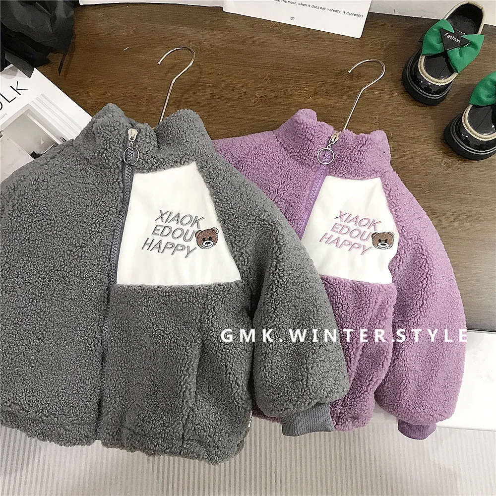 Осенне-зимняя детская верхняя одежда для мальчиков, флисовые куртки с надписью «Медведь», свободные толстые теплые пальто на молнии для маленьких мальчиков
Осенне-зимняя детская верхняя одежда для мальчиков, флисовые куртки с надписью «Медведь», свободные толстые теплые пальто на молнии для маленьких мальчиков