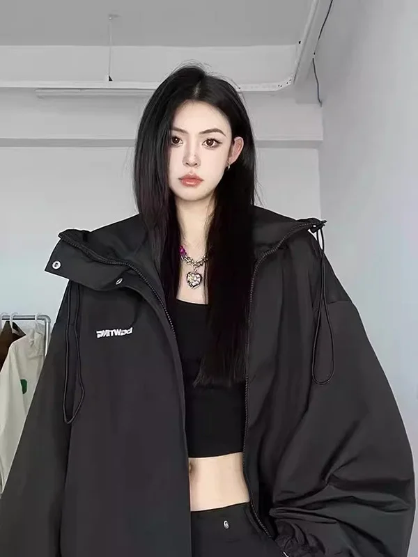 Женская куртка больших размеров (300 Pou) в американском стиле, на флисовой подкладке, утепленная, повседневная, осенне-зимняя, свободного кроя, ветрозащитная, на молнии
Женская куртка больших размеров (300 Pou) в американском стиле, на флисовой подкладке, утепленная, повседневная, осенне-зимняя, свободного кроя, ветрозащитная, на молнии