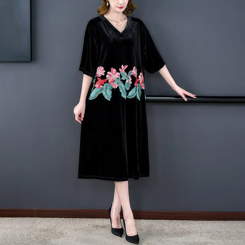 Large Size Velvet Dress Embroidered Women's Early Autumn Temperament Loose Mid-Length Fashion V-Neck Half Sleeve Dress T477
Large Size Velvet Dress Embroidered Women's Early Autumn Temperament Loose Mid-Length Fashion V-Neck Half Sleeve Dress T477
